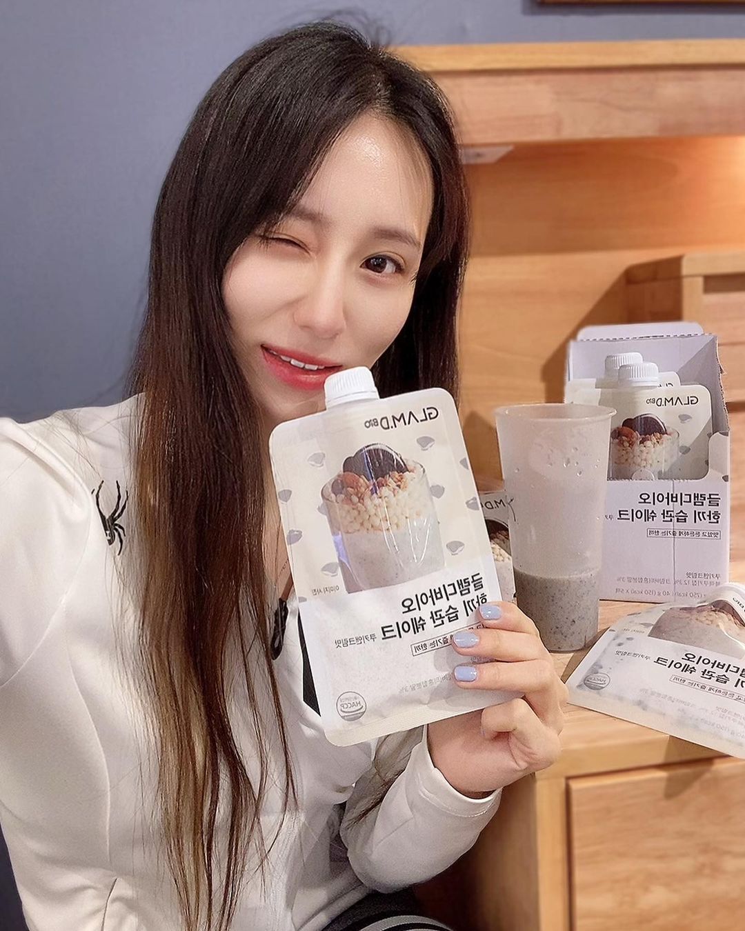 여리야 여리 on Instagram: “#협찬 물만 부어 든든하게 먹는 간편한 [글램디바이오] 글램디 한끼 습관 쉐이크🍪😋 부드럽고 달콤한 크림에 크런치한 블랙쿠키가 어우러진 쿠키앤크림맛 신규