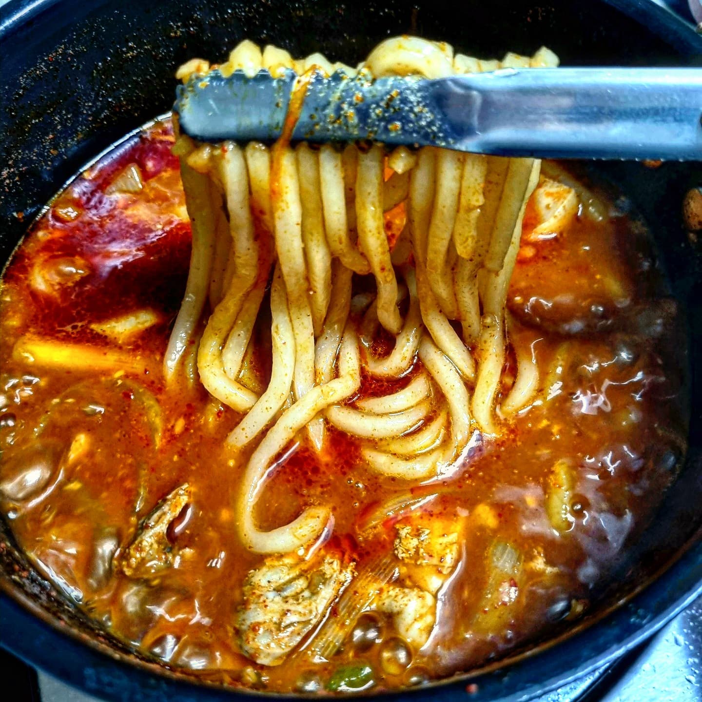 #협찬 청담동맛집을 집에서 즐기자 

청담동순도리 곱도리탕을 밀키트로 먹어보았어요!
닭도 염지된 신선한 생닭을 사용해 누린내. 잡내도 안났고 한우대창도 푸짐하게 들어있어 곱도리탕이란 말이 딱 어울리는 양이었어요!
저는 손님접대할 때 밀키트를 사용했는데요 저와 친구모두 만족 100프로인 식사였습니다. 

우동사리는 다음날에 넣어 먹으니 또 한끼가 완성되었어요 2~3인분이라 되어있는데 3명이 푸짐하게 먹을 양 같아요 

제품구매: http://naver.me/xB4vMQo9 

#청담동순도리 곱도리탕밀키트 #곱도리탕 밀키트 #곱도리탕 맛집 #청담동순도리 #택배맛집 #청담동맛집 #밀키트추천 #밀키트맛집 #야식추천 #야식타임 #자취맛집 #집들이밀키트 #밥도독