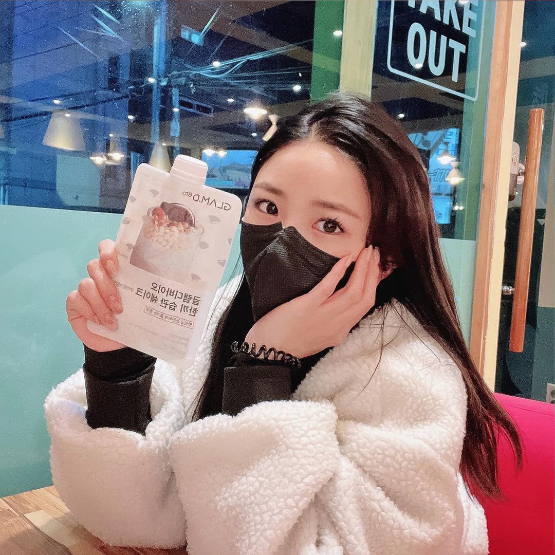 3 Likes, 0 Comments - 이윤지 (@yyyounjii) on Instagram: “#광고 ⠀ 이번에 글램디에서 새로나온 신제품 한끼 습관 쉐이크 쿠키앤크림맛!! ⠀ 다이어트용 쉐이크는 입에 안맞아서 피하고있었는데 간식 좋아하는 내 초딩입맛에도 찰떡콩떡...