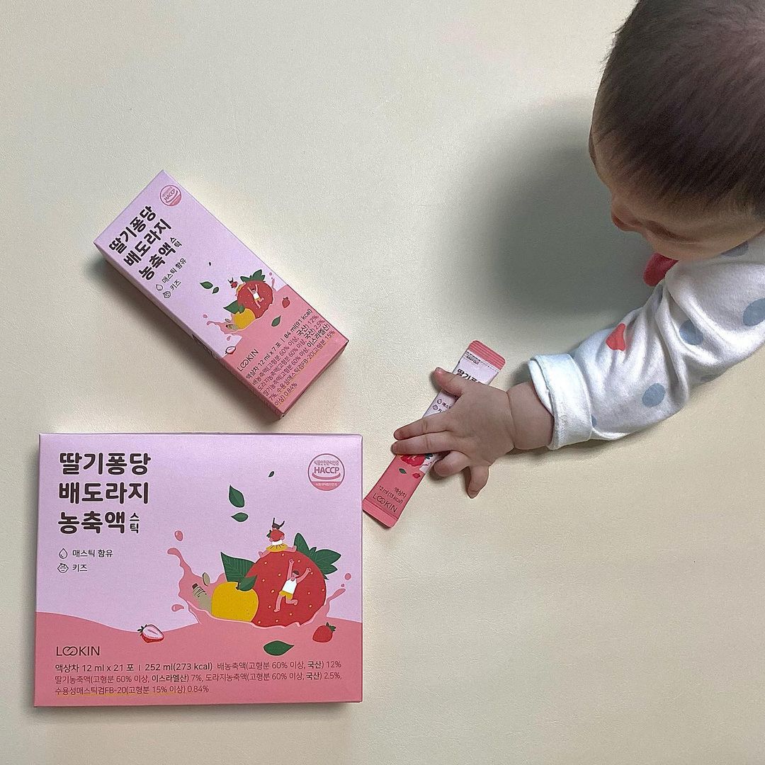 정하윤➰말랑이 on Instagram: “#협찬 #솔직리뷰 요즘 하윤이랑 엄마랑(하윤이한테 옮았..ㅠㅠ) 감기로 고생중인거 아시죠😂 그런데 때마침 딸기퐁당 배도라지 농축액을 선물받았어요🍓❤️