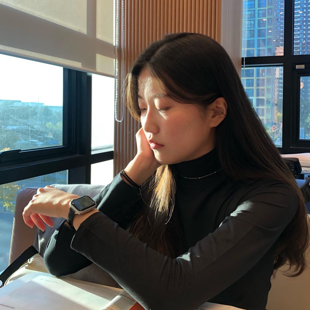 🏷 𝙽 𝚊 𝚖 𝚎 on Instagram: “요즘 맨날 차고 다녔던 오우란 애플워치 스트랩🖤 악어가죽 디테일이 고급스럽고 가죽이라 부드러워서 추운 날씨에도 착용감도 편안했어요 ! 블랙 색상은