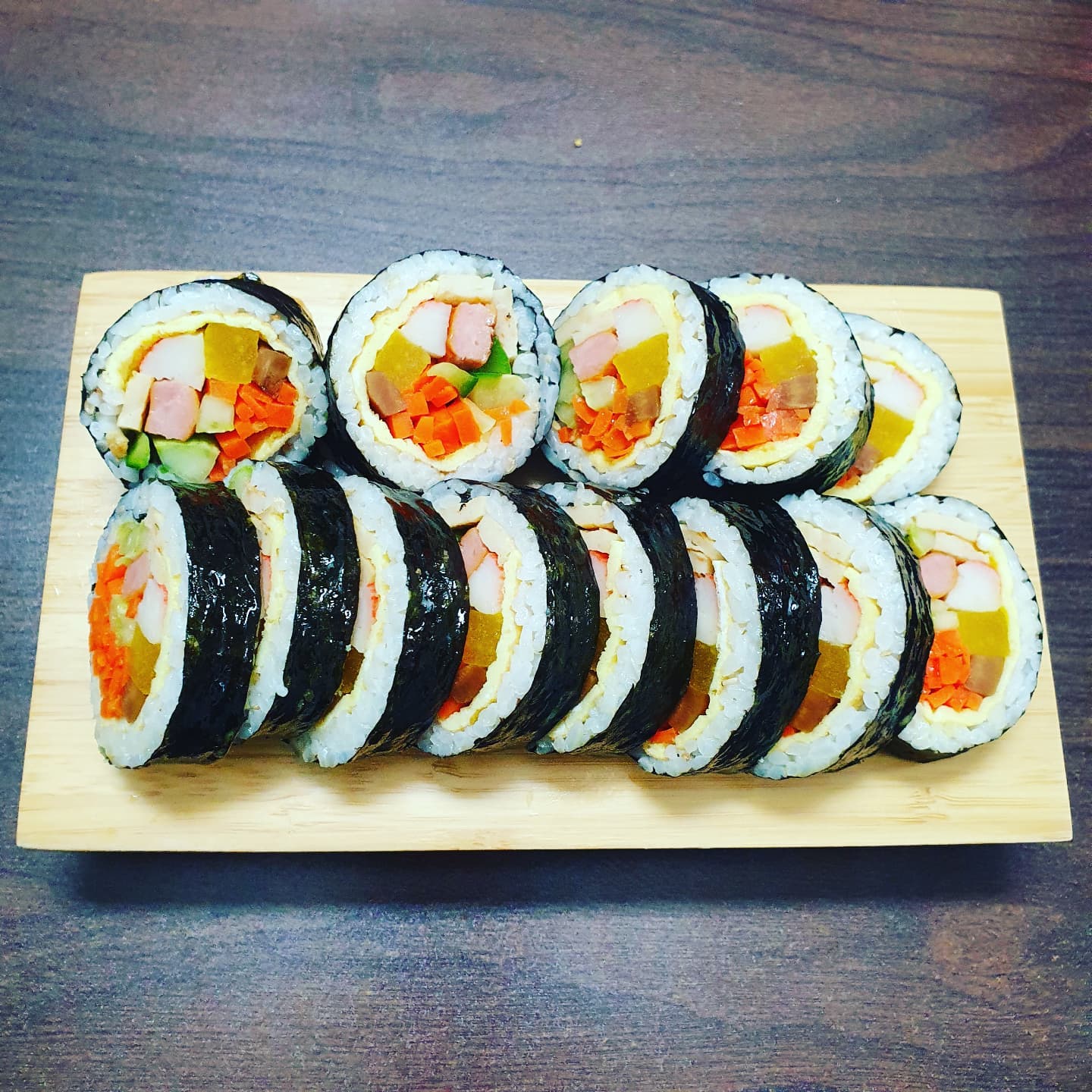 #토욜은#김밥데이 

아점겸 김밥에 저녁도 김밥
하루종일 김밥줘도 잘먹는 울 애들

#삼남매집🏡  #주말요리 #집콕중