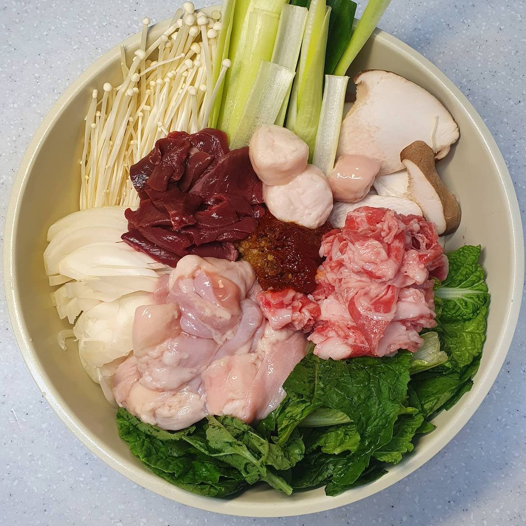 콩란🐣 on Instagram: “#협찬 #문현전통한우곱창전골 🥘 요즘 피드에 자주 보이는 곱창전골 저도 한번 먹어봤어요!! 궁금😯 📍 #실속형곱창전골 '소'2인분 +추가옵션 우삼겹,넙적당면,우동사