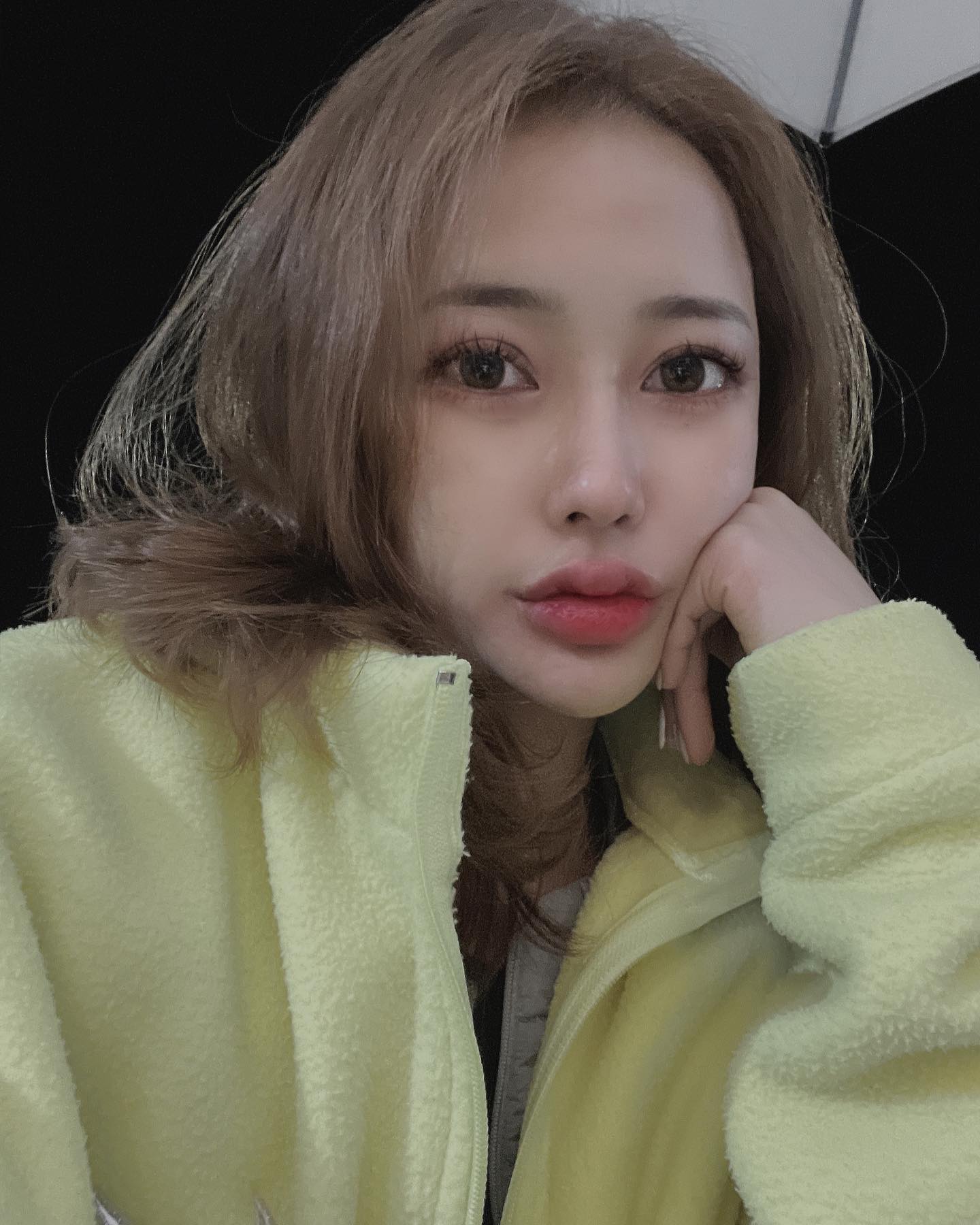 목이 넘넘 추오 머리를 자를 수가 옵다