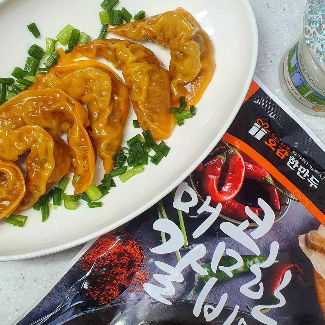 콩란🐣 on Instagram: “만두 좋아하시는 분!!!!!🙋‍♀️ - 저는 평소 만두를 좋아해서 만두집 메뉴판만봐도 행복해요 만두〰️🥟 이번에 한만두 이벤트당첨되서 매콤한 갈비만두를 먹어봤