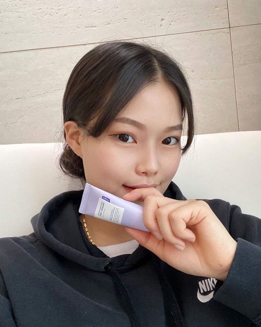 이 세계 on Instagram: “이즈앤트리 어니언 뉴페어 겔크림 #협찬 요즘 코로나 덕분에 마스크 끼고 다니느라 입주변이나 턱쪽에 뭐가 왕창 났는데 그냥 이쁘게 사라지면 될텐데 흔적을 남기고