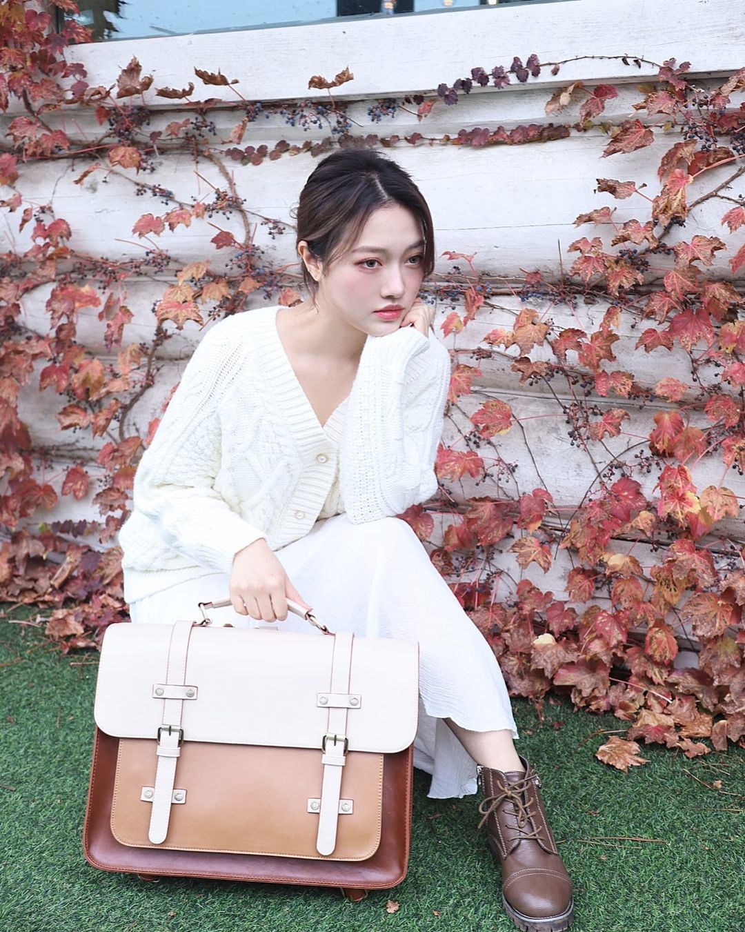 🔱호정🔱 on Instagram: “#협찬 빈티지한 화보 무드 낭낭한 너무 예쁜 가방👀🍁 #에코수시 솜브레 브리프케이스 👜 평소 노트북을 들고 다닐 일이 많은데 노트북가방은 제 데일리 스타일과