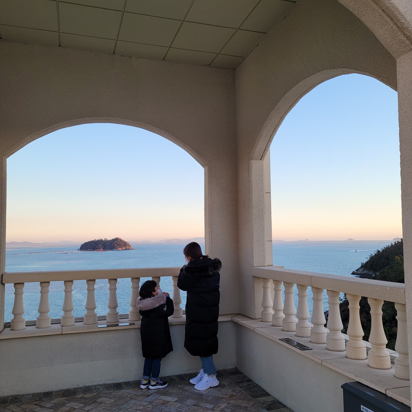 .
요 며칠새 왕창 터진 멘탈로 인해
남펴니랑 도피여행🙋‍♀️

드뎌 진도까지 와봤댜
다들 여기까지 오는 이유가 있구나 싶은 #뷰맛집 

#개근상못받는다고
#징징거리는서비도함께

#진도쏠비치 #진도여행 #멀지만좋다 #일상기록 #여행기록