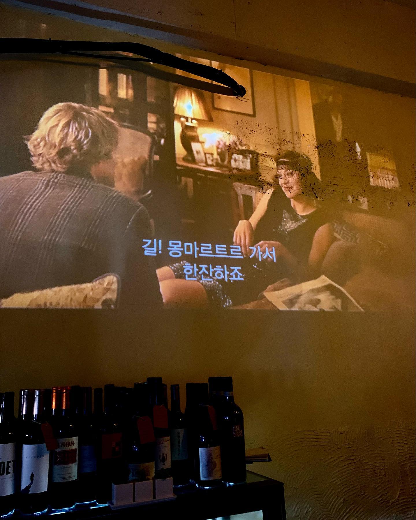 찐텐 가득 10장짜리 피드🖤
술이라면 소맥밖에 몰랐던 저입니다만,, 연말이 다가오니 분위기 내고 싶어서 동네에 새로 생긴 와인바에 다녀왔어요

사장님 두 분도 친절왕이시고 추천받은 와인, 위스키도 완전 제 취향이어서 앞으로 지인들과의 연말 모임은 여기서 하는 걸로 혼자 다짐했답니다 희희(^_−)−☆

나만 알고 싶은 술집이지만 나만 알기엔 또 너무 아까워 인천 분위기 있는 바 찾는 분들께 추천드리고자 쓰는 내돈내산 후기
모두 행복한 연말 보내세요🥂✨

#분위기깡패 #인천술집 #문블루