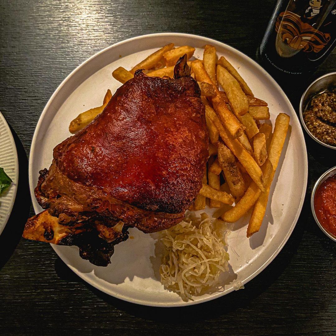 밥줘 BABJWO on Instagram: “🍖마시미트🍖 오랜 친구가 얼굴보러 온다길래 급하게 집 주변 맛집 검색을 하다.... 독일음식 전문점이 있었더라구요??! 알고보니 꽤나 맛집으로 알려진데다가 독일