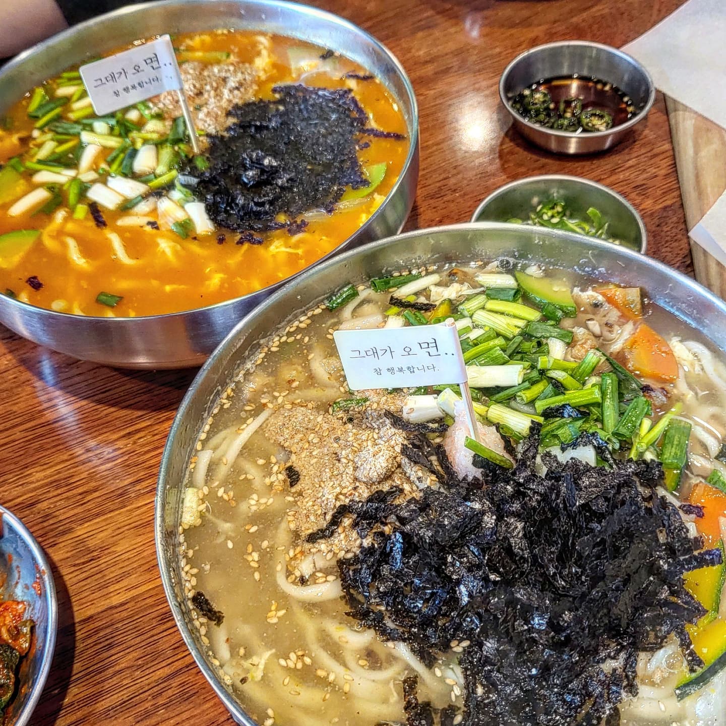 그대가오면
.
.
여기는 메인메뉴가 장칼국수와 맑은칼국수에요.
저희는 두명이서 방문해서 각각 하나씩 주문했습니다.
⠀
김치 / 청양고추 / 단무지는 셀프바에서 가져오면 되는데,
여기 김치가...쫀맛이에요... 같이 시킨 고기만두랑 먹으면 찰떡궁합..!
⠀
드디어 메인메뉴가 나왔는데 양이 진짜 엄~~~청 많아요!!!
세명이서 세트 두개 시켜도 가능할 것 같을 정도의 양입니다🙊
여기 고기만두가 찐이니까 배부를것 같아도 꼭 시키세요🙋‍♀️
⠀
📍경기 시흥시 배곧전원로 40-45
✔ 장칼국수 8,000원 / 명태 맑은 칼국수 8,000원 / 고기만두 6,000원
✔ 주차, 시루, 재난지원금 가능