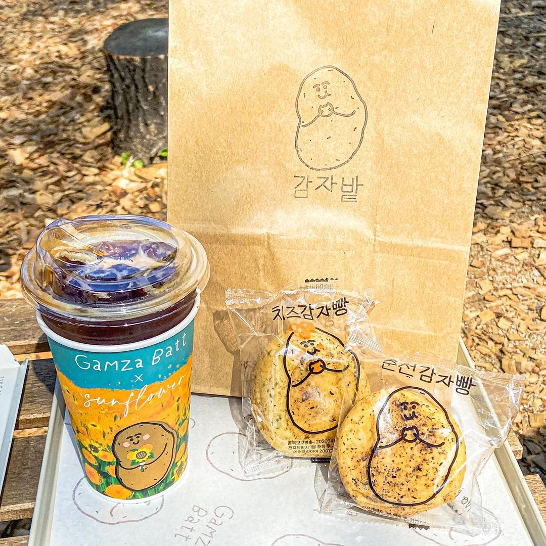 @d_0g0_b shared a photo on Instagram: “🥔감자밭🥔 춘천 여행 시작! 첫 먹방은 춘천에서 유명한 카페 감자밭의 감자빵이예요🥔 비주얼이 아주 감자감자하죠😋 실내 테이블도 있지만 선선한 그늘