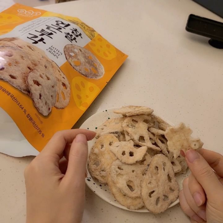 Yoon seo on Instagram: “#협찬 바삭한게 딱 내스탈이야! 국산 연근과 찹쌀!🍚 현미유사용! 남편도시락에 싸주려고했는데 걍 내간식으로 먹어야겠어🤭 많이느끼하지도않고 계속 손이감 간도쌔