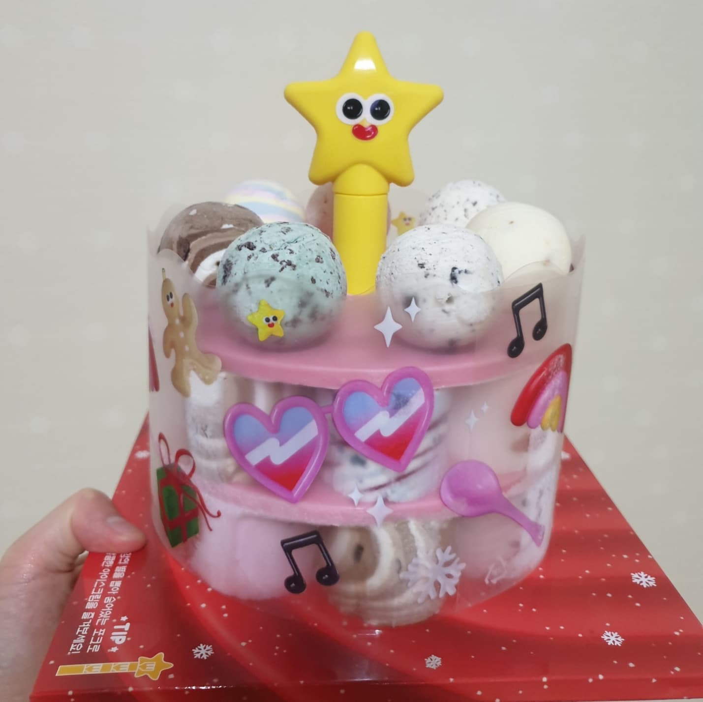 #배스킨라빈스 #아이스크림케이크 #내돈내산 

생일케이크로 먹은 배스킨라빈스 신상케이크 🎂
#파티위드트윙클트리 먹어본 후기입니다🥳🥳

간략한 후기는 아이스크림 종류가 다양하고 인기있는 아이스크림맛들로 이루어져있어 호불호없이 좋아할듯하고,케익 비쥬얼이 이뻤어요❤
다만, 아이스크림 양이 작다고 느껴졌고아이스크림과 초콜릿 판이 딱붙어서 분리하기에 힘들고  딱딱해서 먹기 힘들었어용🤣

-초콜릿칩,뉴욕치즈케이크,아몬드봉봉,트리플초콜릿,체리쥬빌레, 이상한나라의 솜사탕등등 12가지 종류가 포함된 아이스크림 케이크예요.

-새로나온 신상케익들중 가장 아이스크림 종류가 다양하고, 3단으로 되어있습니다
아이스크림+초코판때기+아이스크림+초코판때기+아이스크림 총 5단으로 되어있어서 보기에도 좋았습니다 ^-^

-
다만, 29000원이라는 가격에비해 
아이스크림 양은 얼마 안되서 아쉬웠어요 😭😭 2~3번 스푼으로 퍼먹으면 없어지는양입니다 (한스쿱 정도의 양)

#부산맛집 #아이스크림
#아이스크림케이크 #연말파티 #생일파티 #케이크추천 #케이크맛집 #배스킨라빈스 #베스킨라빈스 #이달의맛 #배스킨아이스크림 #배라 #베라 #아이스크림케익 #신상케익 #신상품 #크리스마스 #성탄절 #케익 #케이크 #부산핫플 #내돈내산 #트윙클트리 #파티위드트윙클트리 #최애맛 #생일케이크 #이쁜케이크 #맛있는케이크 #부산데이트 #케이크추천 #케이크맛집 #먹스타그램