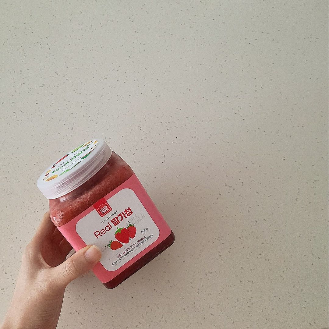 Yoon seo on Instagram: “#협찬 딸기청으로 딸기우유 만들어먹기😊 ㆍ 당떨어질때 만들어먹으면 컨션회복😙 ㆍ 딸기쨈처럼 빵에발라먹어도 맛날듯😁 ㆍ 딸기우유한입먹고 눈 커짐😃 ㆍ 사상