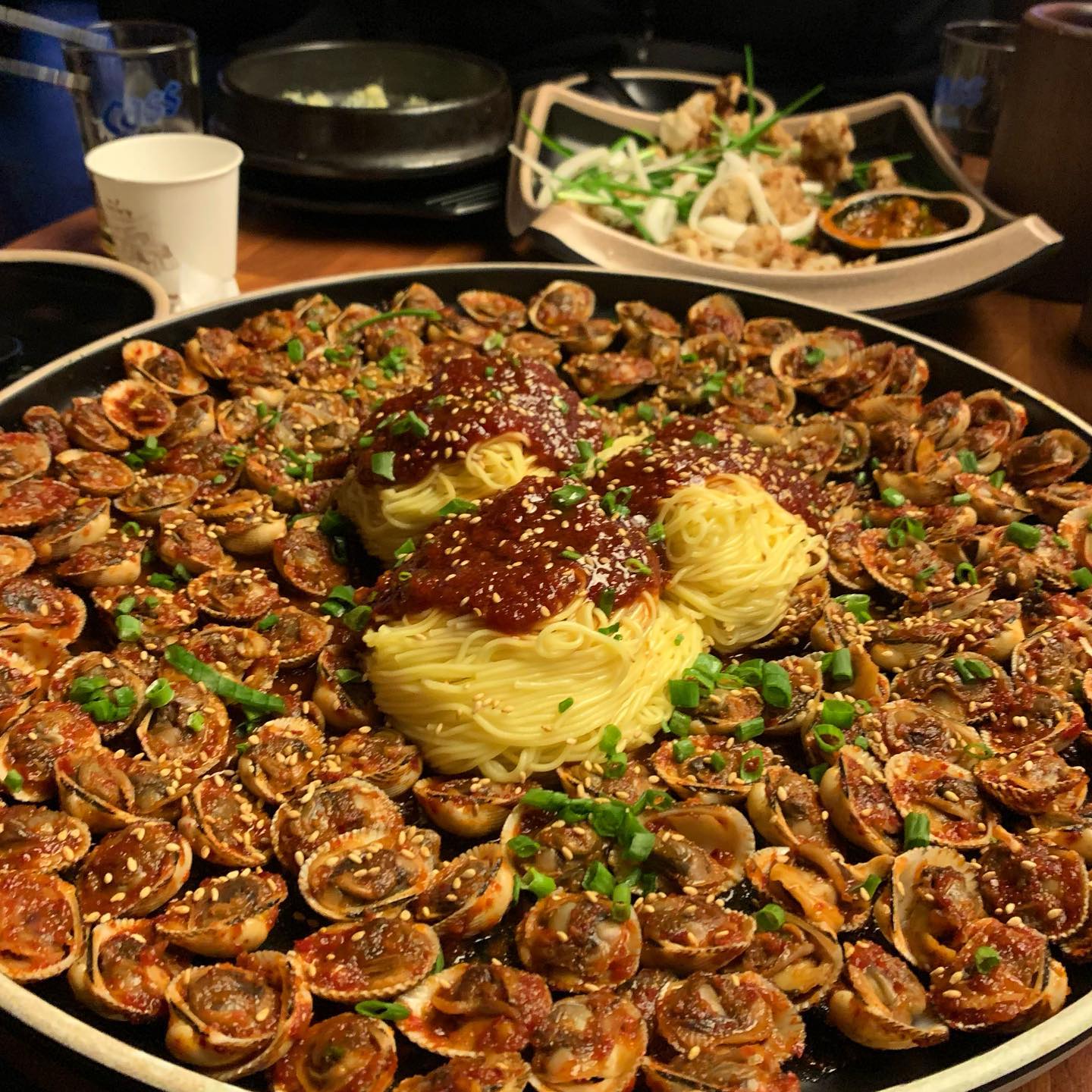 꼬막러버들 출동해! #홍맛술 

원래 홍대에 #접대 라는 곳이 있었는데 거기가 없어지고 요 홍맛술이 생겼더라고요!
제가 알아주는 꼬막러버인데ㅎㅎㅎㅎ 네이버 지도에 올라오기도전에 검색해서 찾아갔던곳!

꼬막소면 3인이상으로 주문했구요!
고기튀김과 스팸주먹밥도 주문했어요!
계란탕은 기본으로 나오는 안주입니다~
꼬막 저렇게 셋팅하기도 힘들겠어요ㅠㅠ비닐장갑 딱 끼고 꼬막 싹 발라서 소면이랑 슥슥 비벼비벼❤️
ㅋㅋㅋㅋㅋ 저 꼬막 양보면 꼬막이 아주 씨가 마르겠는데요,,,, : ) 스팸주먹밥이랑 완전 잘어울려요 세트세트로 주문해서 드셔보세요!💝

고기튀김은 익숙한맛인데 정말 맛있더라고요! 부추에 생 양파랑 곁들여 먹으면 진짜 순삭으로 다먹어요!
저도 어랏? 다 어디갔어?ㅋㅋㅋㅋㅋ했네요 불금 보내고 계신가요~~~???
우리모두 즐주하자구요!!🧏🏻‍♀️❤️