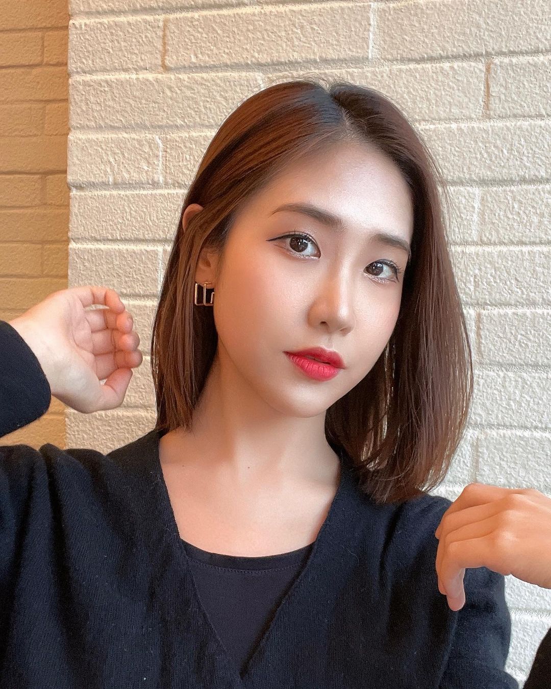 오혜연 on Instagram: “#협찬 @lisian_thuss 🤍리시안셔스_귀걸이 (심플 사각 링 귀걸이 골드, 블랙 진주 귀걸이)🤍 ❤️안녕하세요~ 리시안셔스 귀걸이 착용해봤어요! 심플 사각 링 귀걸