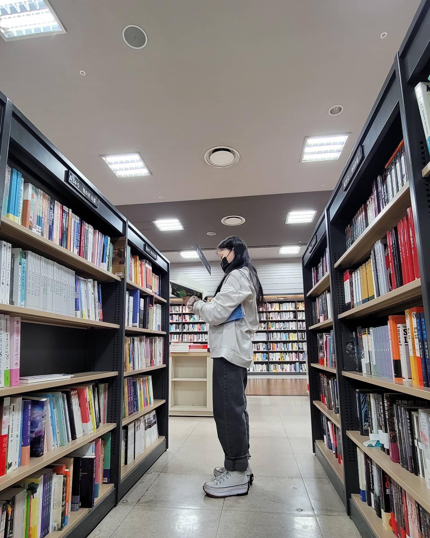 요즘 
책읽는재미에 
빠지셨다는 #나서연 
#학교도서관 대여 하다
소장하고싶다하여 서점옴
신나서 고르는중

ㆍ
ㆍ
ㆍ
ㆍ
ㆍ
ㆍ
ㆍ
ㆍ
ㆍ
ㆍ
ㆍ
ㆍ
ㆍ
ㆍ
ㆍ
ㆍ

#2009년생 #예비중
#독서 #서점 #마음의양식쌓기 #책추천
#책고르기 #복합터미널 #영품문고