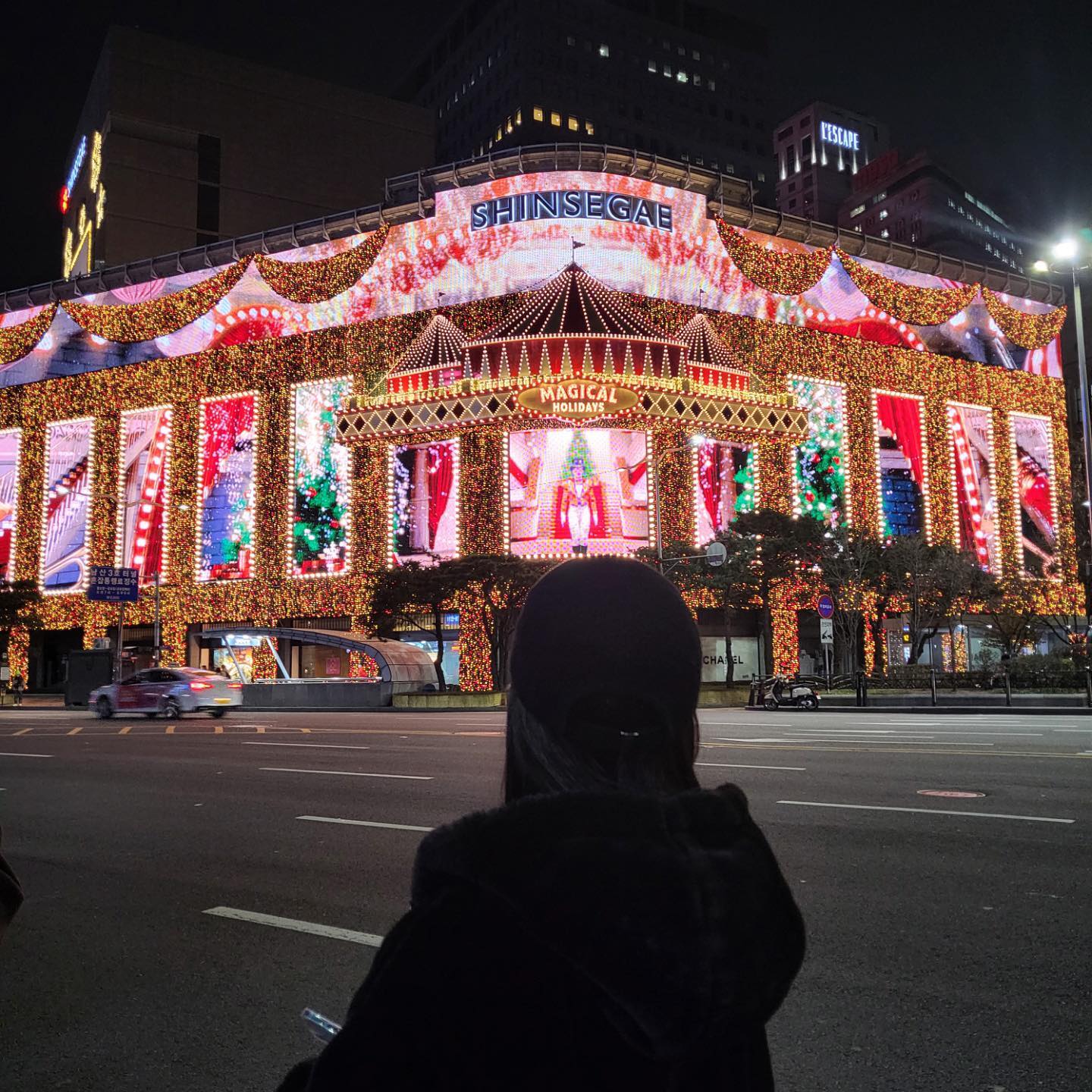 반짝반짝 예쁘다🎄🌟❤️🎅🏻😍
같은 구도 다른 배경
내가 좋아하는 배경은 한번더(☞ ͡° ͜ʖ ͡°)☞
 
 
 
#명동 #명동신세계백화점 #신세계본점 #신세계백화점 #크리스마스분위기 #여기가포토존 #여기가 #핫플 #서울핫플 #서울핫플레이스 #요즘 #포토존 이거보려고 고생했지..#남편고마워 #❤️