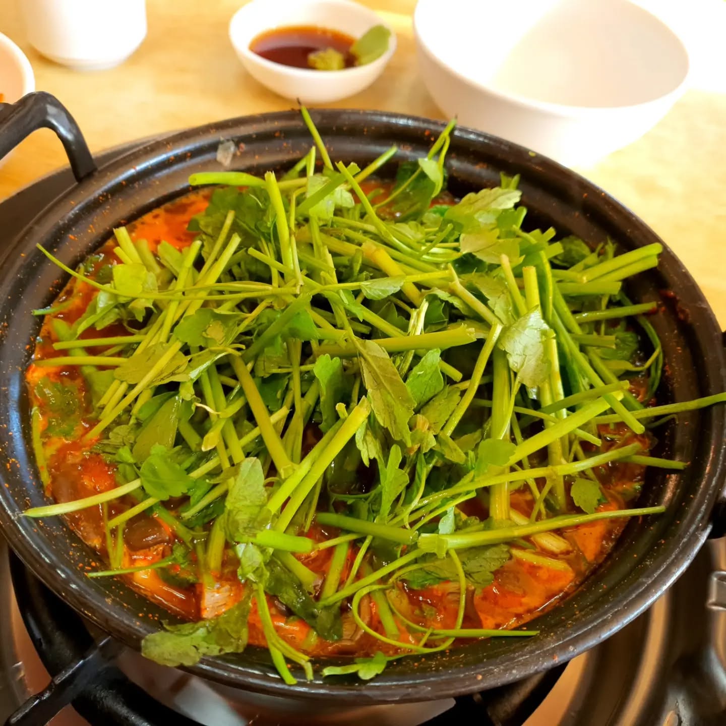 #등촌샤브칼국수

오랜만에 날씨도 춥고해서 칼칼한 칼국수를 먹었어요~~^^ 

집근처 오래된 등촌샤브칼국수~~

이곳은 볶음밥이 예술~~^^🥰

다른 칼국수집은 거의 끝에 죽처럼 해주지만 여기는 밥알이 살아있는 볶음밥~~

사장님은 볶음밥 달인💯

#강동구맛집#명일역맛집#명일동맛집#등촌샤브칼국수명일점#샤브샤브맛집#버섯샤브맛집#칼국수맛집#볶음밥맛집#미식가#먹방#내돈내산#맛스타그램#먹스타그램#먹팔환영#좋아요환영#먹스타맞팔#인친환영#인친해요#선팔맞팔#맛집투어#맛집라운딩