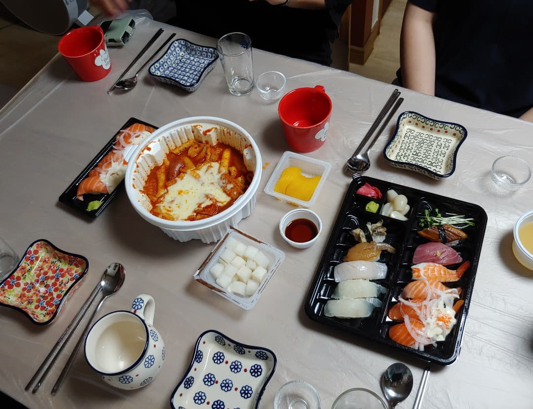 벼르고 벼르던 집들이😋
웃다가 울다가 난리도 아니었다..★

쓸데없는 선물 교환식도 하고 
아주 절거웠던 시간❤😉