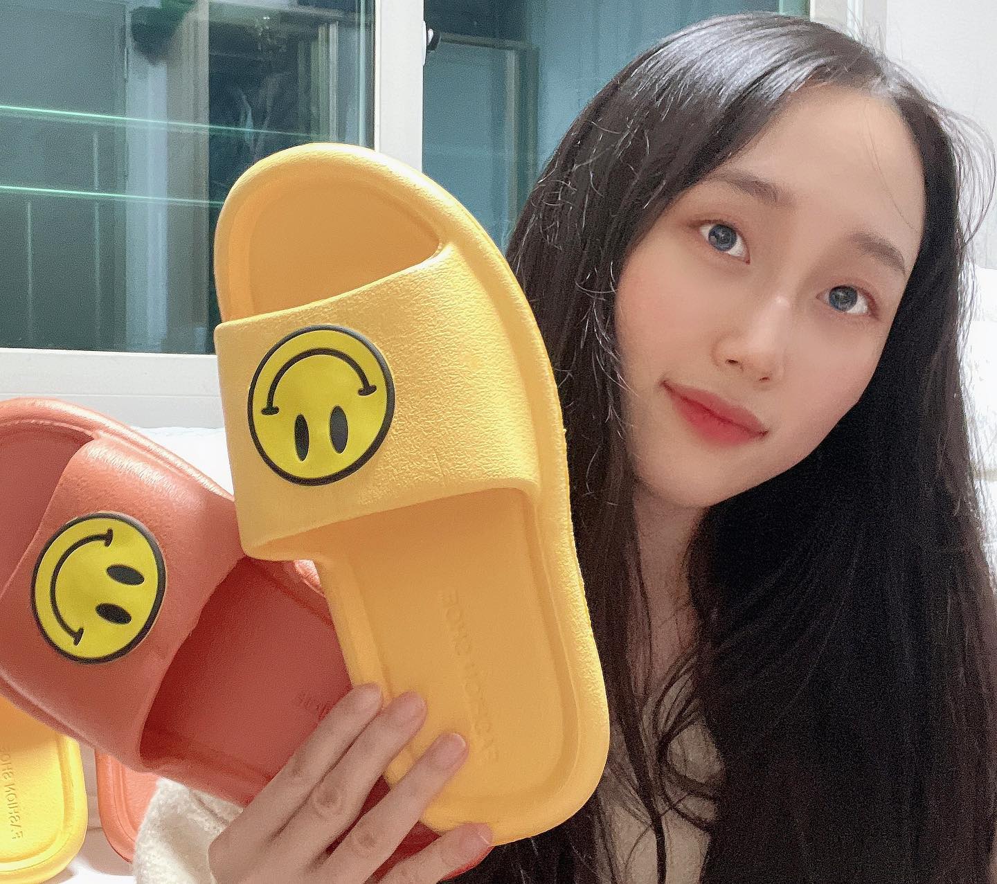 수족냉증 때문에 바닥이 차가워요😢
말랑한 귀요미 스마일로 버티고 있어요

비비드한 컬러감..스마일 7ㅣ엽

#해시업 #스마일슬리퍼 #스마일실내화 #슬리퍼추천 #실내화추천 #집스타그램 #광고 #협찬