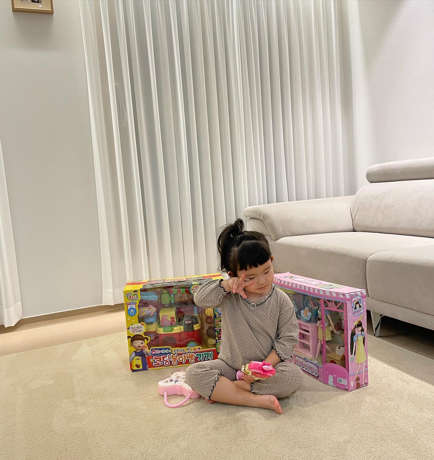 🤎
정건이 삼촌이랑 손잡고 가서 골라온 선물들 잔뜩🎁
신나서 고르는대로 다 사준 삼촌ㅋㅋㅋㅋㅋㅋ
눈뜨자마자 귀걸이하고 반지끼고 요술봉 흔드는 귀요미 
#산타가따로없네
#크리스마스선물
#안사도되겠니
#sara의하루