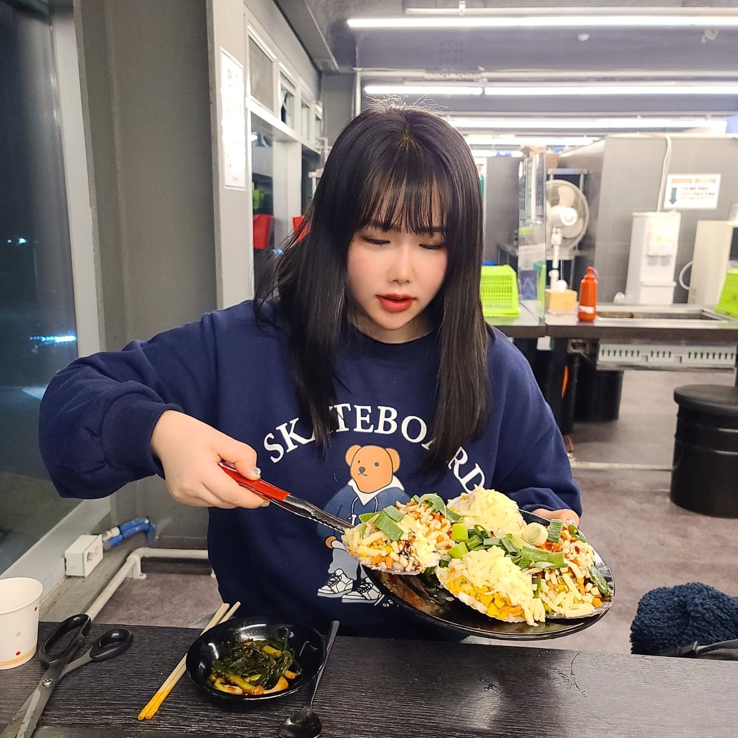 #협찬
저녁에 조개구이가 갑자기 생각나서
퇴근하자마자 달려간 #대천조개창고

소고기+돼지고기+조개구이+셀프조개찜+사이드바까지
모두 시간 제한 없이 무료로 이용 할 수 있다니
여긴 천국이 따로 없었지뭐에요 🙊

또 내가 먹고싶은 조개만 쏙쏙 담아서 구워먹을 수 있어서
전복,키조개,가리비만 왕창 먹고 왔어요

삽걉살,항정살,소고기,닭꼬치,막창,파인애플,떡볶이까지
먹을게 너무많아서 접시에 담을때마다 고민하는곳!
배터지게 먹고왔는데 또가고싶어서 눈앞에 아른아른 🥲

원래 꾸준히 가던 #조개구이무한리필 있었지만
여기 간 이후로 이제 여기만 가게 될 듯🙊

#대천맛집 #보령맛집 #대천핫플 #대천여행 #대천카페 #대천해수욕장맛집 #조개구이맛집 #무한리필맛집
