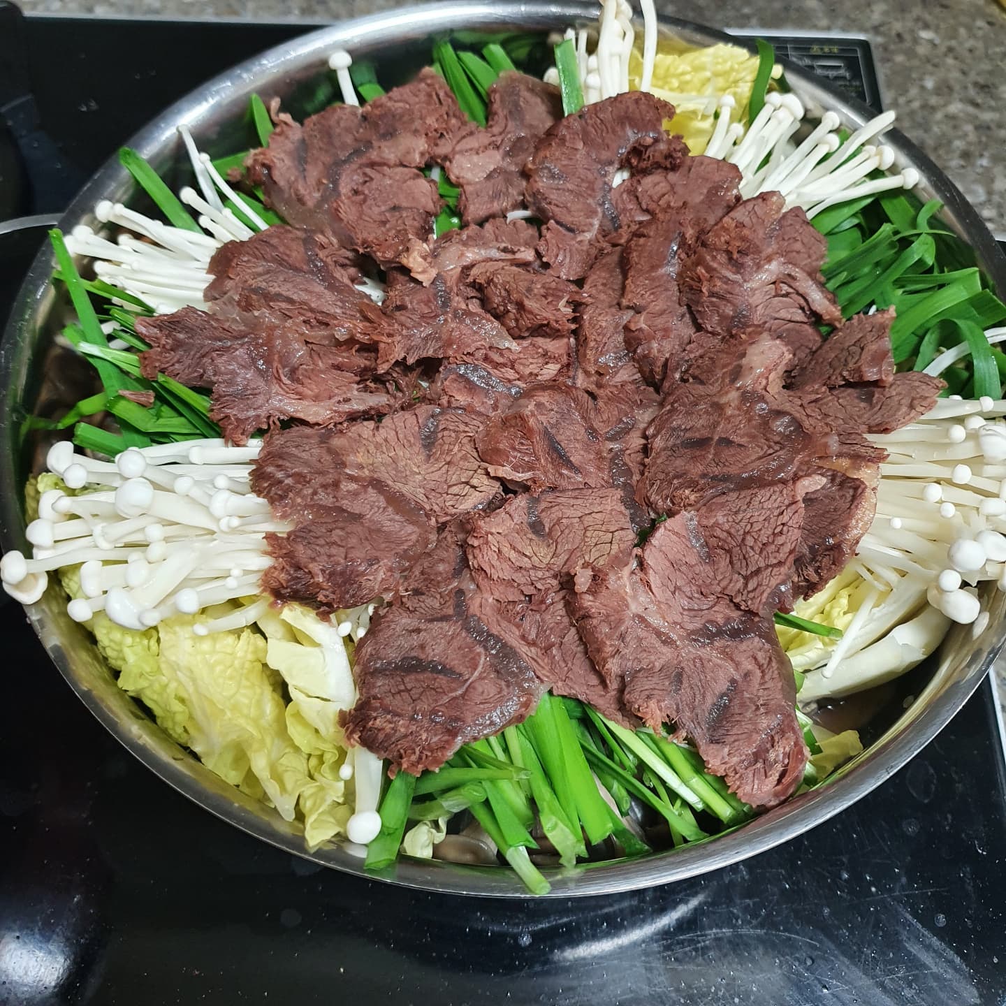 #한우아롱사태수육 
#오늘저녁
#소고기수육전골 

야채손질하고 소고기 한시간이상 압력밥솥에 무, 대파, 양파, 마늘 넣고 삶기

추운날씨 완전 보양식