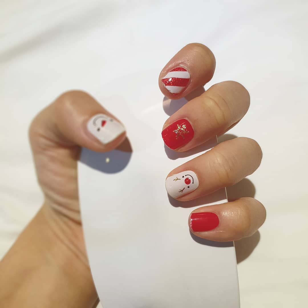 나무’s Instagram profile post: “#광고 #제품협찬 연말에 집콕하면서 크리스마스 네일중💅 ✅디자인도 다양 ✅어린이 네일도 있어요!(엄마랑같이) ✅굽지않아도 되는 네일스티커👍 ✅팝업스
