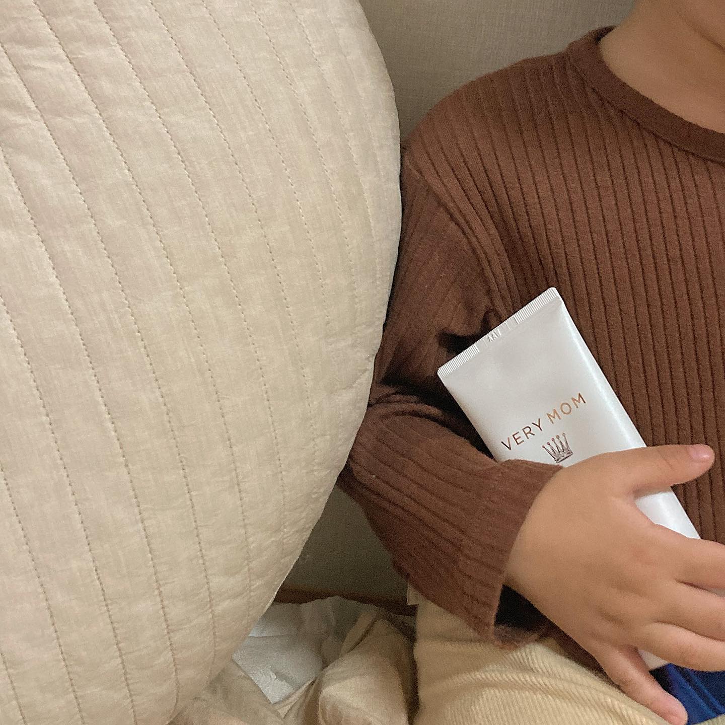#솔직후기

겨울이라 건조한지
목부분이나 
기저귀차는 부분이 습해지고 
자극이 많은것같아 긁을때가 있어서 신경이 많이 쓰였는데

좋은기회에 
베리맘 시카 세라마이드 크림을 
사용해보게 되었어요!

베리맘 센테록스 컴플렉스와 
베리맘 세라마이드 성분이 진정에 도움을 준다해서
목이랑 허리부분에 한번더 발라주는데
끈적이지 않아서 이중보습을 해주기 좋더라구요🤍

소량으로도 촉촉한 보습이 되면서 흡수도 잘되는데
판테놀 성분이 피부장벽 강화에 도움을 준다니
땀흘리며 자는 밤잠전에 꾸준히 발라줘야겠어요:)

민감성 피부 자극 테스트완료된 크림이지만 
우리아이가 건조한 민감성 피부를 가졌다면 
성분을 잘 살펴보시고 참고해서
사용해보시면 좋을것같아요!

🔖 아기크림 verymomkorea 

#베리맘 #협찬 #맘스타그램 #산후조리원 #돌선물 #꿀피부 #유아화장품계의 샤넬 #베이비크림 #어린이크림 #키즈크림 #온가족크림  #패밀리크림 #출산선물 #시카크림 #베이비케어 #아기화장품 #첫돌선물 #민감피부에좋은크림 #육아용품  #육아용품추천 #아기크림추천 #아기크림 #육아정보