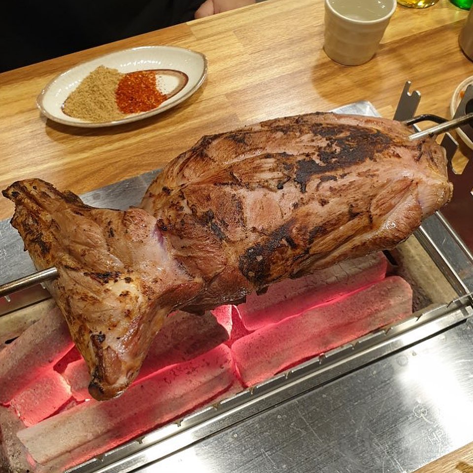 #줘마양다리구이 #줘마양다리 #최자로드

양다리 맛집을 찾으신다면?
최자로드에서 이미 증명된 맛집! 
연예계 먹잘알이 추천한 곳이니 저도 믿고 다녀왔어요 
양꼬치 처돌이들 대환장파티~😎😎😎
통째로 바베큐로 구워먹는 양다리 비쥬얼부터 정말 압도적이었어요! 

저희는 3명이서 양다리 1.6kg와 볶음밥을 주문했어요! 두부피는 서비스로 제공해주셨어요!
양다리가 초벌이 되어 통으로 나오는데 직접 썰어가면서 먹어야 되는 곳!
긴 포크랑 나이프를 제공해 주셔서 썰어먹는 재미가 있고, 
뼈쪽에 붙은 직접 썰기 힘든 부분은 주방에서 잘라주셔요
주말 평일 할 것 없이 핫플답게 손님이 많았고 저도 미리 예약하고 다녀왔네요.
진짜 술도둑을 찾으신다면 줘마 양다리구이 드시러 출동해보세요!

🧾양다리 1kg 35000원

#대림동맛집 #대림 #대림줘마양다리 #양고기맛집 #양고기바베큐
#최자맛집 #대림차이나타운 #양꼬치맛집 #양꼬치 #羊の串焼き #羊 
#串焼き #チャイナタウン #먹스타그램 #먹팔해요 #먹팔 #먹팔맞팔 #먹팔소통