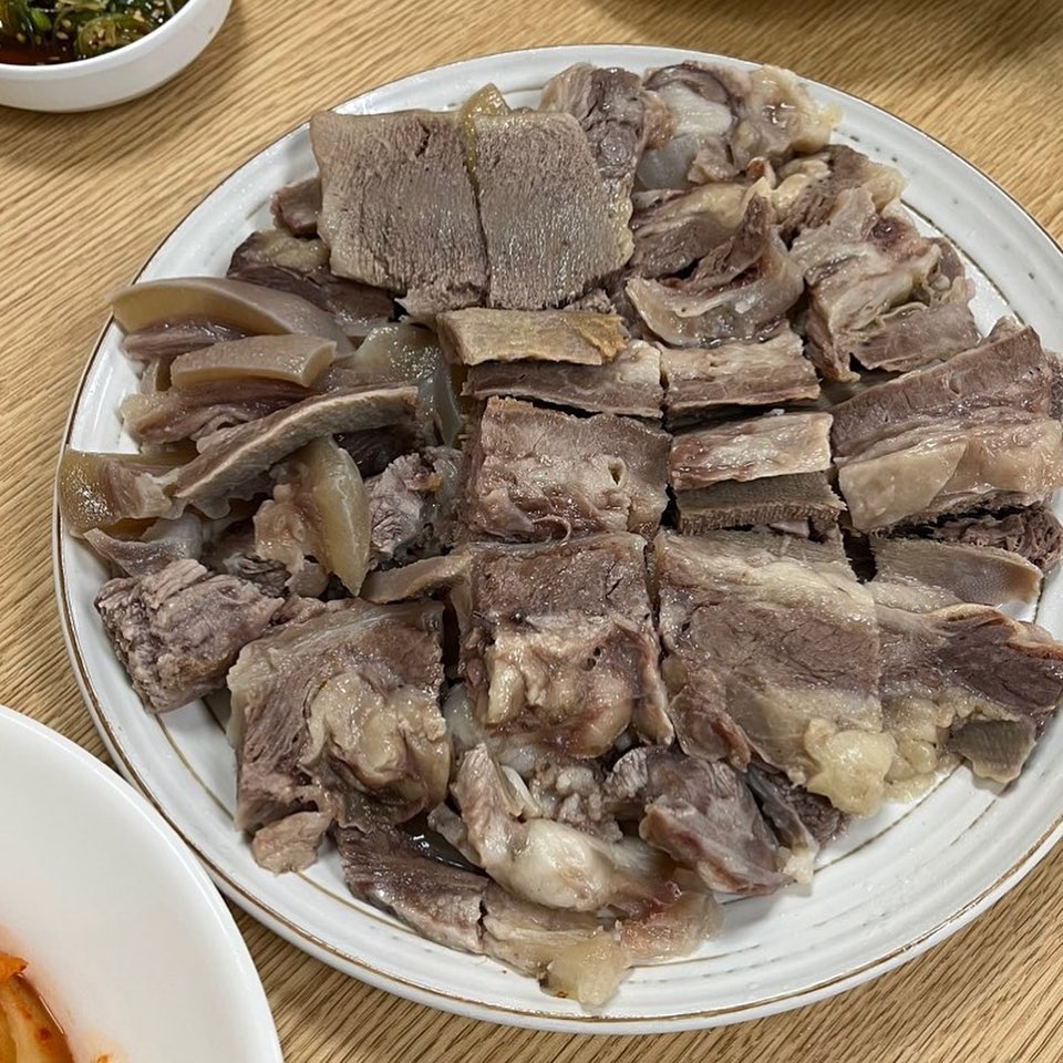 저의 을지로 귀한 코스,,, 
공개합니다 ㅎㅎ😇🤍

#이남장 #을지로이남장

제일 먼저 가는 곳은 이남장 수육맛집!
제가 주문한 수육은 대짜! 
통째로 나오는 수육을 이모님이 정갈하게 썰어서 주시는데,
입안에서 살살녹는 부드러움이 술을 부르는 맛🖤
설렁탕은 수육을 시키면 기본으로 제공되는데 소면도 넣어주셔서 이것 또한 존맛!

2차는 #백만불식품
여기는 가맥집이라 아직 그렇게 많이 알려진 곳은 아니지만 
맛있어서 추천! 양념갈비와 군만두 그리고 짜파게티를 주문했는데
짜파게티,,,, 넘 맛있어서 2번시킨건 안비밀 ~~ 🙊

3차는 #대림호프
여기는 진짜 혼자만 알고싶은 곳이지만 울 님들을 위해 공개!
이번에 가서는 산낙지를 안주로 시켜서 먹고 왔는데
여기는 음식 다 맛있어서 뭘 시켜도 실패가 없으실 거에요!
화요일만 판매하는 김밥도 쫀맛탱구리 ! (매번 있는건 아님)
매운갈비랑 문어도 제가 추천하는 안주입니다 ㅎㅎ
아! 김치삼겹도 맛있어요,,,😋

이 코스대로 가시면 실패는 없드앗!!😍