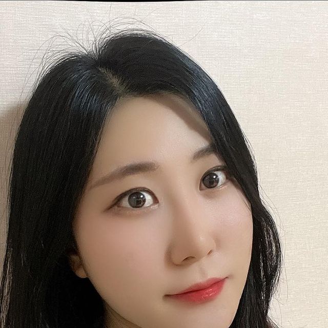 주민영 on Instagram: "#협찬 

마스크때문에 화장하기 너무 귀찮아서… #눈썹문신 해버렸어여…!!

#홍대제이제이룸 에서 했는데 여긴
#눈썹반영구 #입술반영구 전문 시술샵이라 고통없이 예쁜 디자인으로 완성했습니다!!

추워서 아침에 일어나기 너무 힘든데.. 화장시간 줄어서.. 행복하다…❣️

#협찬 #반영구시술 #눈썹문신 #눈썹문신잘하는곳 #홍대제이제이룸"