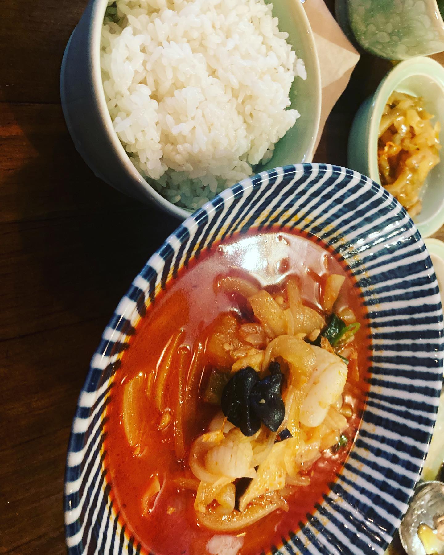 #첫줄
..
..
..
오늘은 점심은
흑설탕탕수육과
짬뽕밥!
오랜만에 먹어보니
너무 맛있네!
다들 식사 맛있게 하세요^^
..
..
..
#흑설탕탕수육 #탕수육 #짬뽕밥 #마곡 #일상 #소통 #점심 #mkyu #mkyu열정대학생 #mkyu맞팔 #인스타파워업 #인스타파워업맞팔 #맞팔