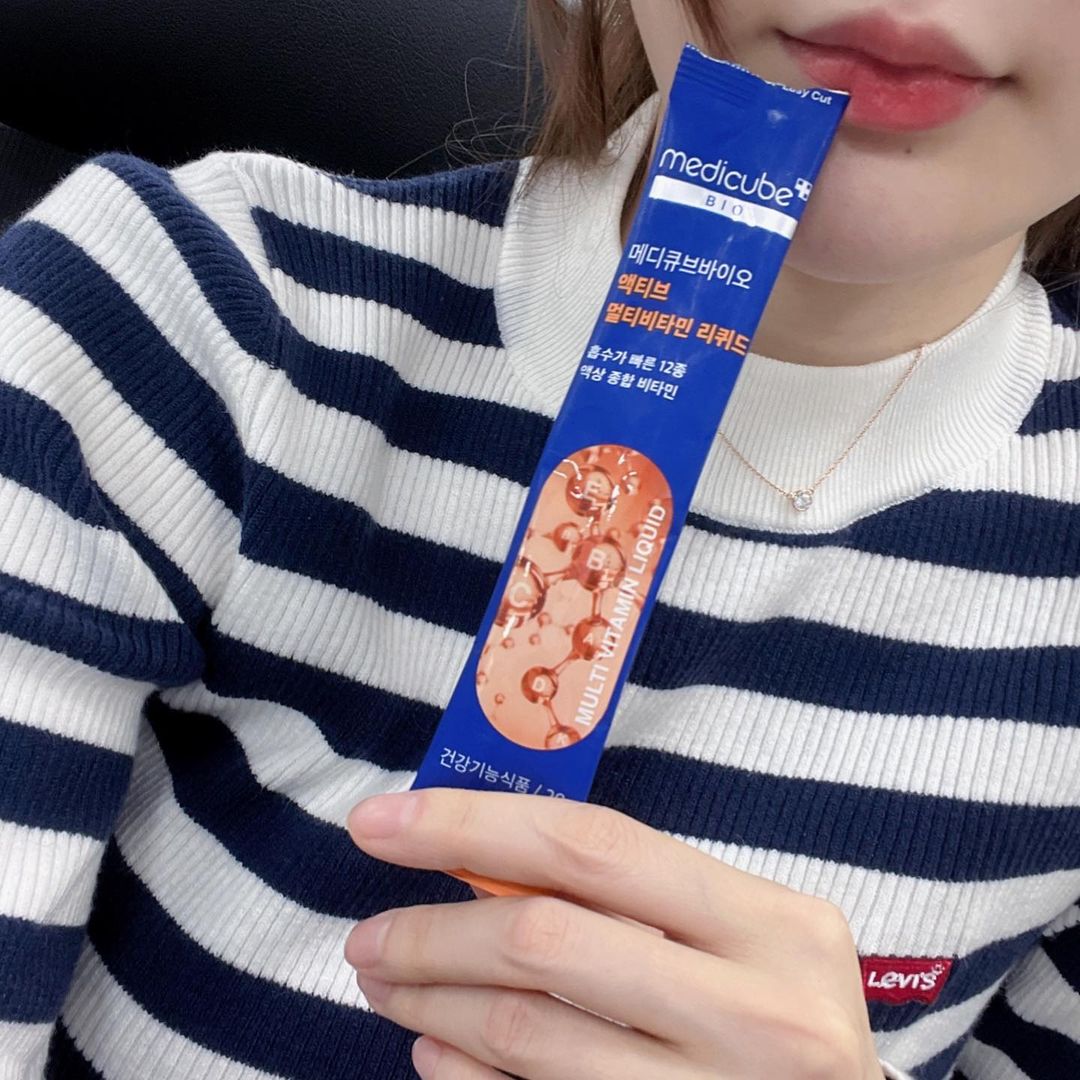 @dyelsa_golf on Instagram: “#협찬 뭘해도 피곤한 직장인...🤒 프로님들 추천템! 프리미엄 액상 비타민 한 포로 활력 얻고 함께 열일해보아요.💪 [메디큐브 액티브 멀티비타민 리퀴드] - 활성화된