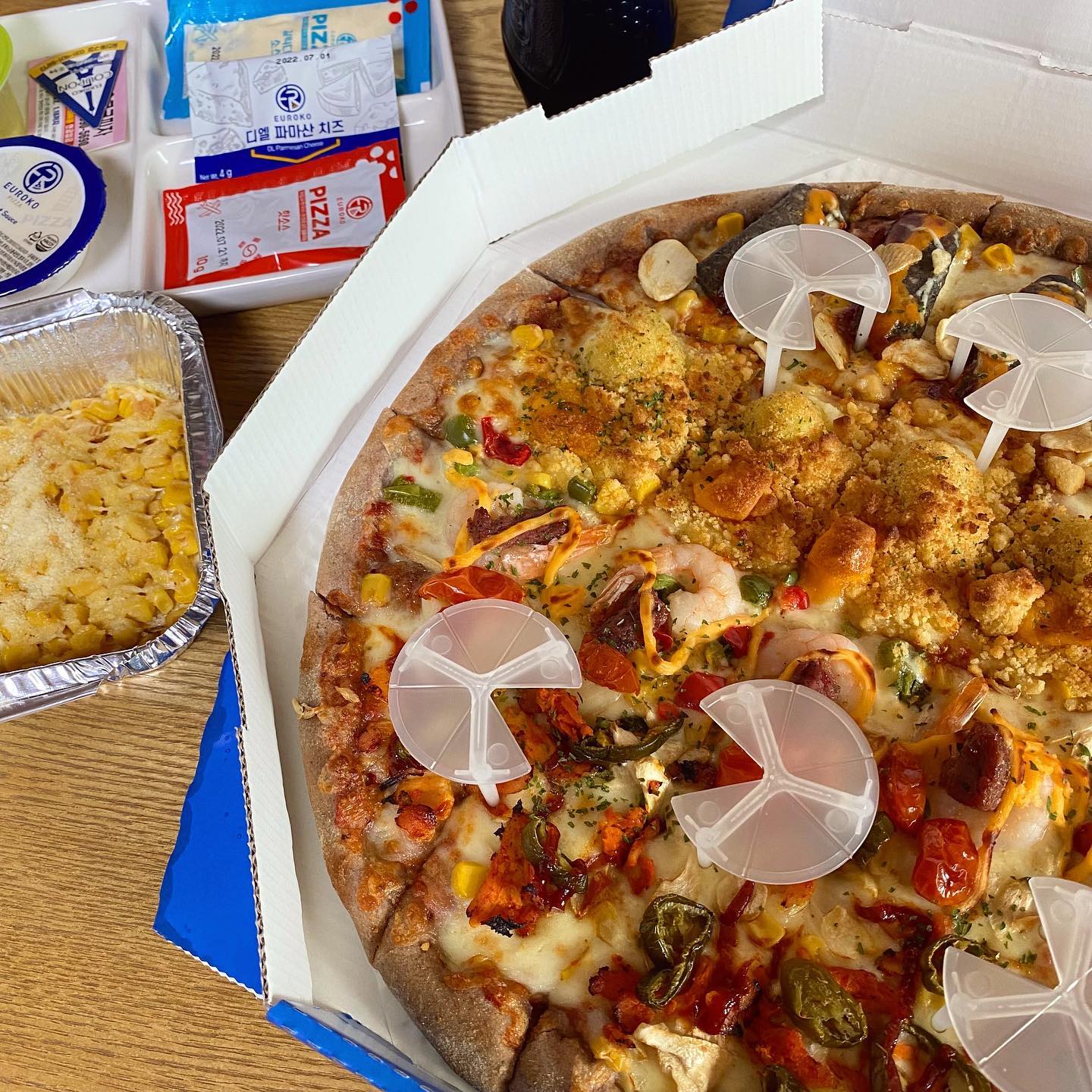 .
일산 피자 포장 배달은 유로코피자!🍕
입이 짧은 나지만
이번만큼은 라지 사이즈도 순삭..!
가격대도 정말 저렴하고
맛도 훌륭 했던 피자집❤️
다음에 또 시켜먹기..🍕🎄

------------------
자세한 후기는
프로필 하단 링크 블로그로!👐

#일산피자 #일산동구맛집 #마두동피자 #유로코피자 #일산유로코피자