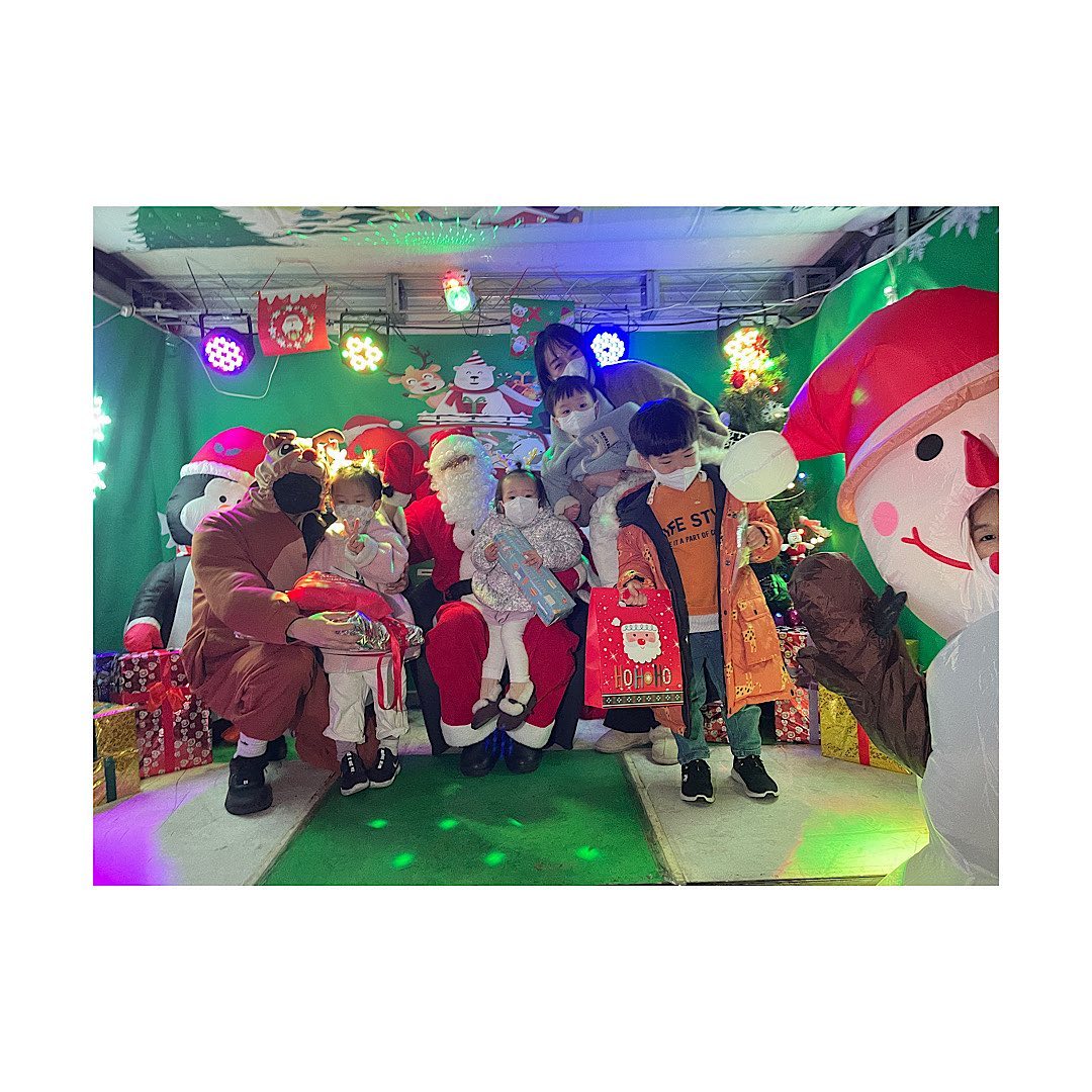 🎄HAPPY CHRISTMAS 🎄

어린이집에서, 집에서 선물도 받고 산타할아버지도
만나고 하고싶은거 다 한 크리스마스 ♥️
-
선생님들 다 모시고 온 산타할아버지는 잊지못할 추억과 넘치는 행복을 주고 가셨고 덩달아 나도 신났던 산타행사 ㅎㅎ 
-
이브날 저녁, 트리앞에 양말 놓고 일어나자마자 트리로 가더니 쌓여있는 선물 보곤 산타할아버지가 주고 가셨다고 신나게 언박싱 ㅋㅋ
장난감만으로 오전 내내 노는게 오랜만이라 엄마는 호응 열심히 해줌 ㅎㅎ
-
아빠랑 같이 저녁먹고 유림이이모가 보내준 케이크로 크리스마스 마무리 💚🎄💚