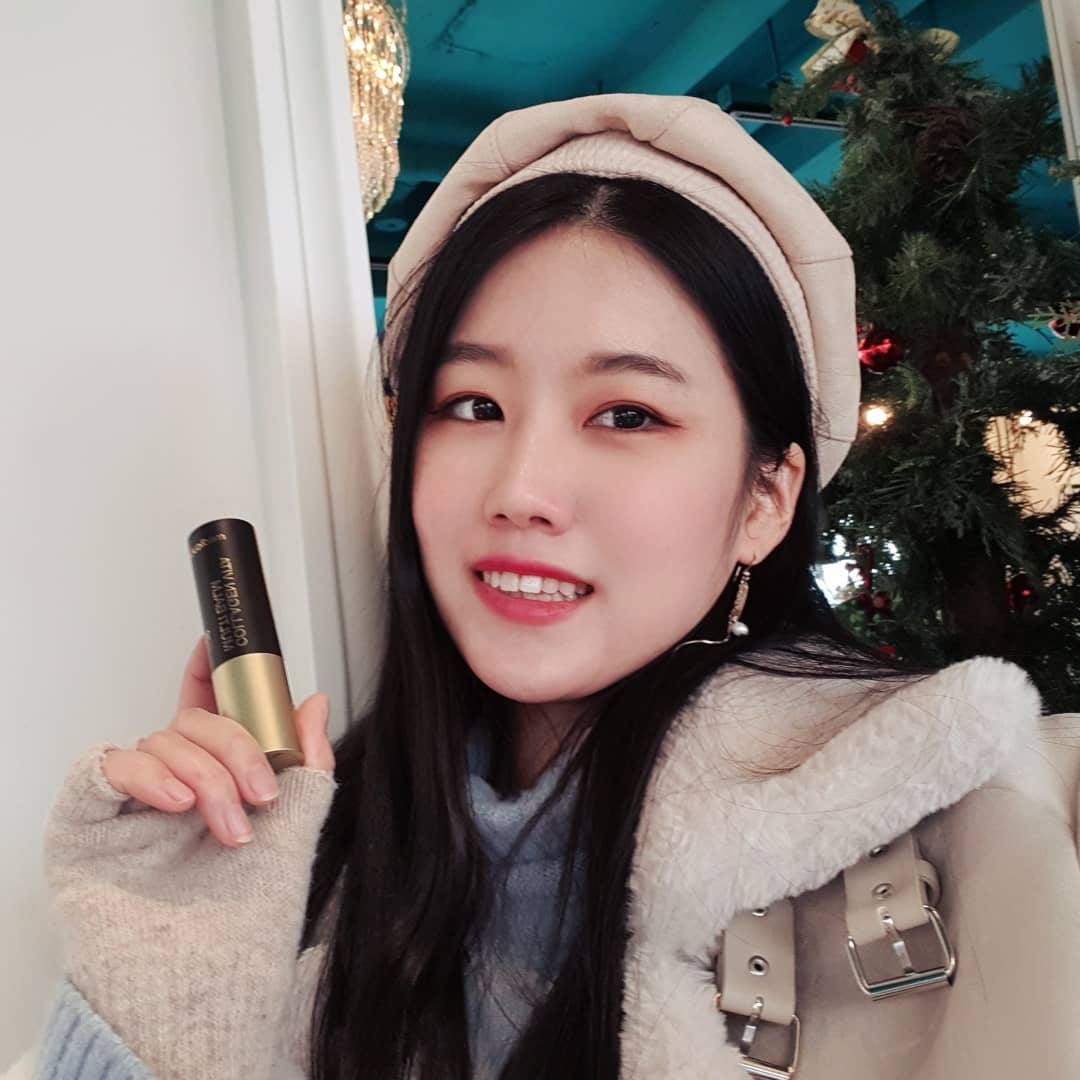 아이리 on Instagram: “#협찬 @medicube_korea 메디큐브 <딥 콜라겐 비타 멀티밤>🧬 . 날씨가 쌀쌀해지면서 안그래도 건성인데 급격하게 건조해지는 피부.. 괜히 더 갈라지고 주름지는거 같아서 걱