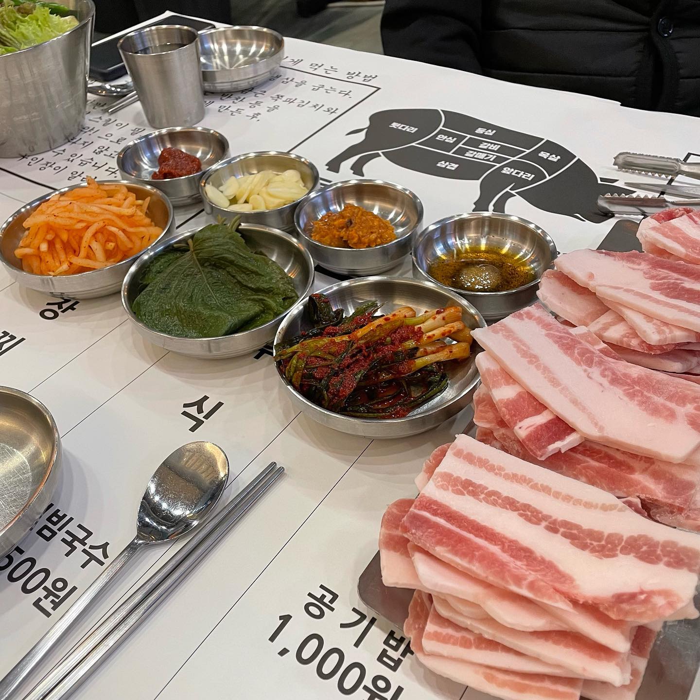 🔸대복집🔸

오빠가 냉삼이 먹고싶다고 해서 급 검색해서 찾아간곳! 반찬에 파김치가 있길래 결정ㅋㅋㅋㅋㅋㅋ냉삼이랑 된찌랑 묵은지비빔국수 시켜서 먹음
진짜...너무 맛있어.......고기는 뭐 말해뭐해 파김치랑 고기랑 싸먹는데 크으...또생각나네 진짜 너무 맛있다는 말이 계속 나옴ㅋㅋㅋ👍🏻된찌를 사랑하는 나는 정말 맛나게 먹고왔음😍 비빔국수도 묵은지에 같이 고기도 같이 싸서 먹으니 굿굿👍🏻👍🏻
진짜 냉삼생각날때 마다 갈거 같음!!

#파주맛집 #운정맛집 #운정산내마을 #맛집 #맛집인정 #맛집투어 #냉삼 #냉동삼겹살 #냉삼맛집 #운정냉삼맛집 #파김치가굿 #된장찌개 #묵은지비빔국수 #굿굿 #군침이싹도노 #또가야지 #맛스타그램 #먹스타그램 #먹방 #먹리뷰 #맛리뷰 #맛팔해요 #먹팔 #선팔하면맞팔 #맞팔환영