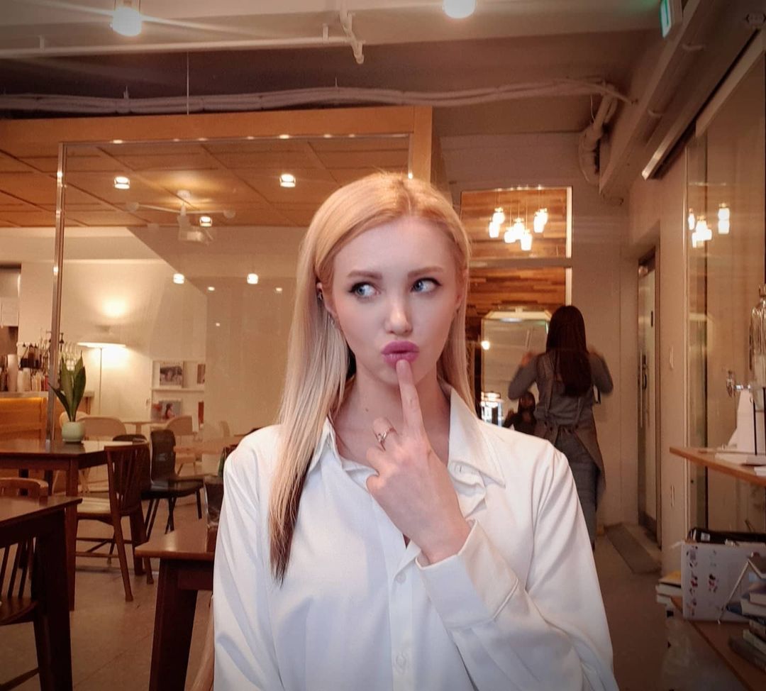 우크라이나 외국인 배우/모델 아나스타샤 소코로바 on Instagram: “오늘 하루 매우 좋게 보내는중♡ 날씨 이렇게 좋은 날에 내 건조한 피부 위해서 피부클리닉 갔다왔죵~ 처음에 가서 걱정 좀