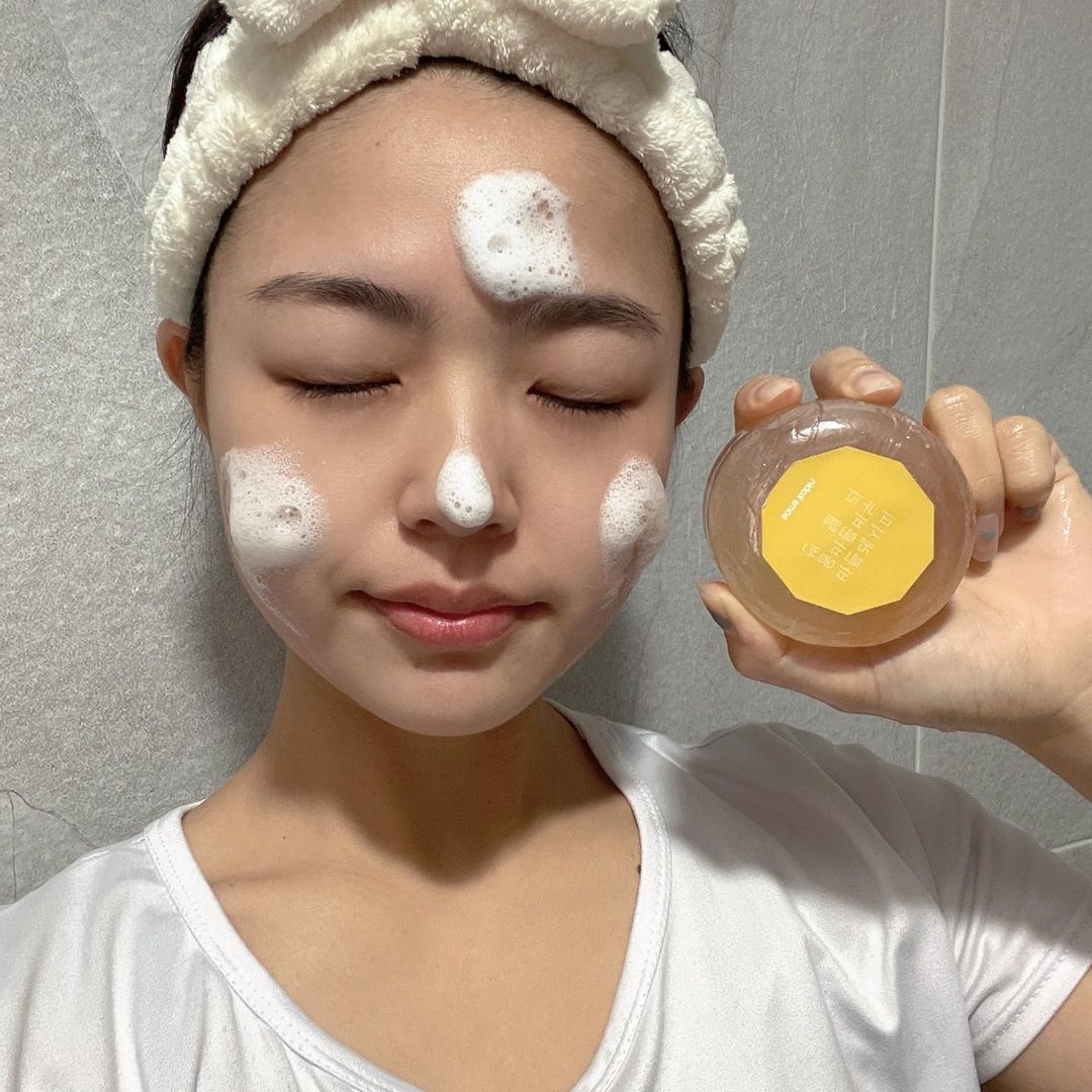 세영 on Instagram: “#협찬 🏷 샘스캐빈 올바른비누 어성초 & 센텔라 ✔️ 8년간 총 168000시간을 쏟아부어 연구, 개발한 레시피 ✔️ 천연 수제 비누로 저자극 클렌징 & 순한 성분 = 민감한 피부,