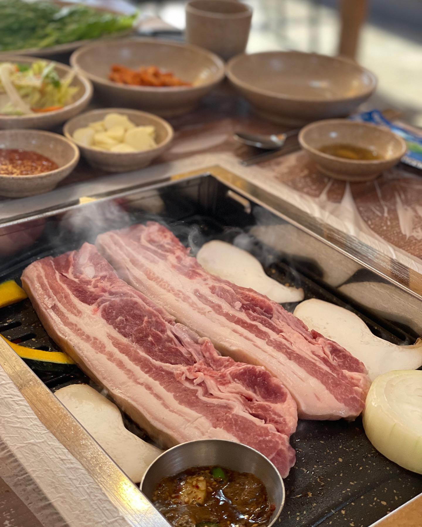 ⠀
섭지코지 주변 대맛집 흑미진🖤
흑돼지 구이랑 샤브샤브 둘다 맛탱
이거 또 생각나서
제주도 땡기네여 ,,
.
.
.
.
.
서귀포시 성산읍 섭지코지로 25번길 34
📞 064-782-1010
.
.
.
.
.
#흑미진 #제주흑돼지 #성산맛집 #서귀포맛집 #성산일출봉맛집 #섭지코지맛집 #성산흑돼지맛집 #섭지코지흑돼지맛집
⠀