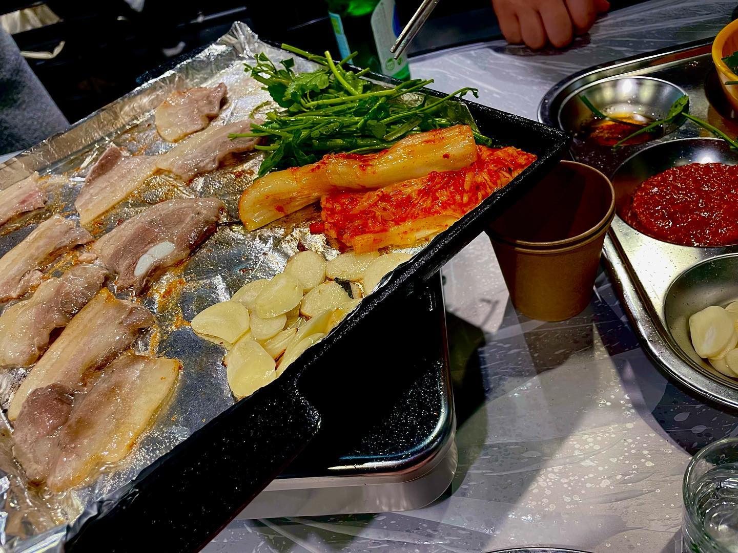 백만년만에 올리는 피드😂

이사다 모다 방치해둿네요 ㅋㅋㅋㅋㅋ

불월 보낸 #판교집
냉삼 선호하지않았는데
큰실수!!
삼겹몬들🧡

둘이서 배터지게 먹고
분명 껍데기도 시켯는데
사진은 다 흔들😅

#부부일상#먹스타그램#먹방#맛집#판교맛집#성남맛집#판교집#삼겹살#냉삼겹살#홈술부부#신혼부부#homesoolbubu