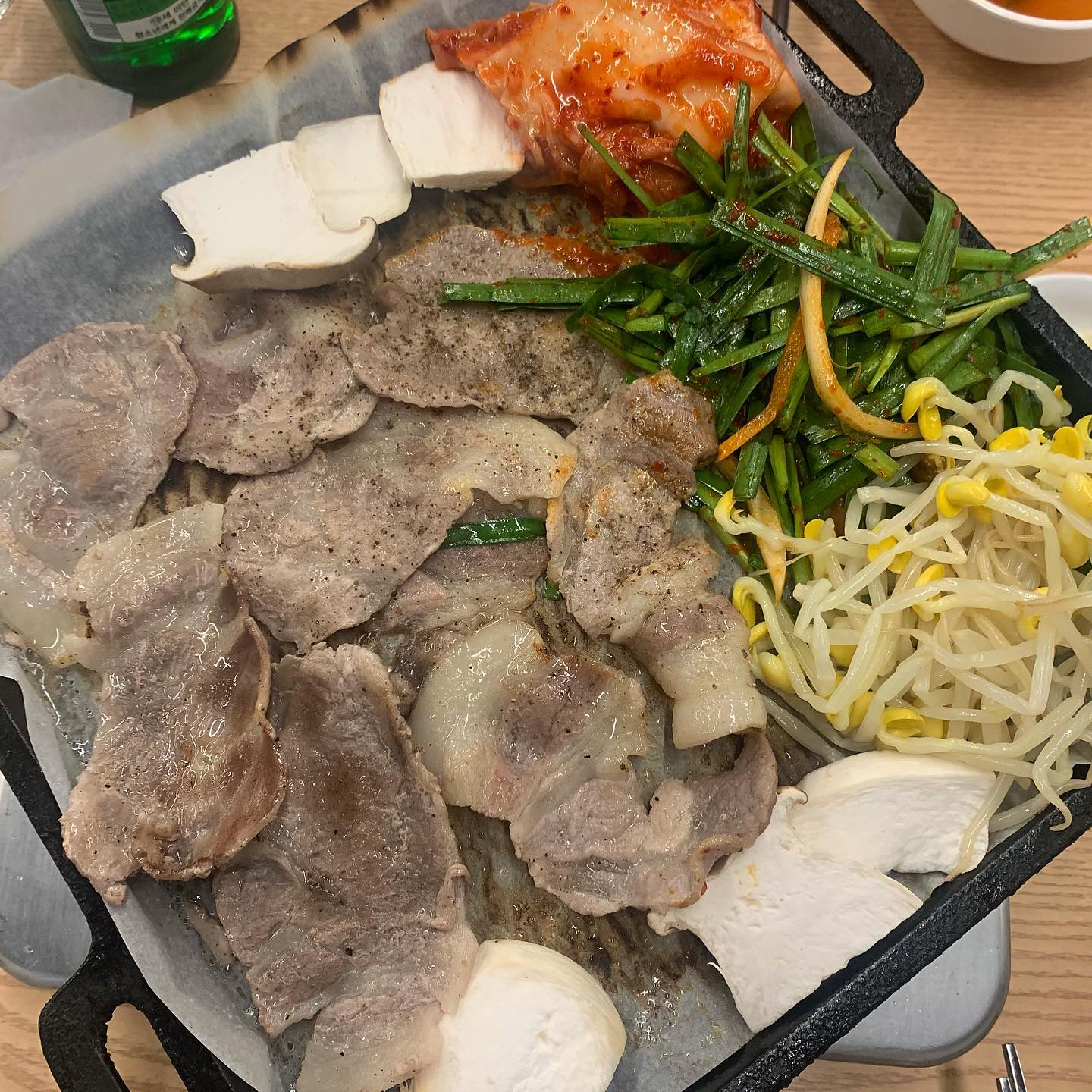 마 이게 바로 힙지로다 #전주집 

힙지로에서 냉삼먹고 싶다!? 전주집으로 가세요 ❤️
일단 진짜 여길 가봐야 왜 힙지로인지 알 수 있다!!!! 
저도 여기 앞에 오니까 고개를 끄덕였어요 아 ~ 이래서 힙지로구나
레알 힙하드아,😎

전주집 냉삼이 맛있기로 유명해서 가보았는데 정말 맛나더라구요!!
저는 냉동 목삼겹살 1.2 2인분이랑 생삼겹살 1인분 그리고 김치찌개와 마무리볶음밥으로 
주문했어요! 구성이 너무 좋쥬? 물론 진로와 테라도 주문했어요 소맥은 우리의 칭구~

냉삼에 후추 톡톡 뿌려서 콩나물,부추,마늘, 김치를 같이 익혀서 
싸악 섞어줘요! 전주집이잖아요? 야채들 같이 슥슥 비벼서 고기에 싸서 
파절이에 감싸 먹으면…. ❤️ 완전 꿀맛이에요 진짜 꿀꿀꿀맛!!!!!!
고기 남길 수 없어… 게다가 김치찌개에 떡사리들어있음.. 미쳤다리!!!!
저는 물에빠진 고기를 안좋아해서 고기는 안먹었지만 찌개에 고기도 정말 많이주더라고요! 그리고 맛없을 수 없는 k-디절트도 시켜줍니다
생삼겹살 1인분 죄다 잘라서 볶음밥인지 고기밥인지 모르도록
남은야채 싹다 넣고 쉐킷쉐킷!!!!!!
찐 존맛이에요ㅠㅠ 흐아아아아앙 증말 당장 다시가고싶드앗!! 
힙지로 저녁메뉴로는 전주집 꼭가세요 추천추천왕추천!!!😎❤️