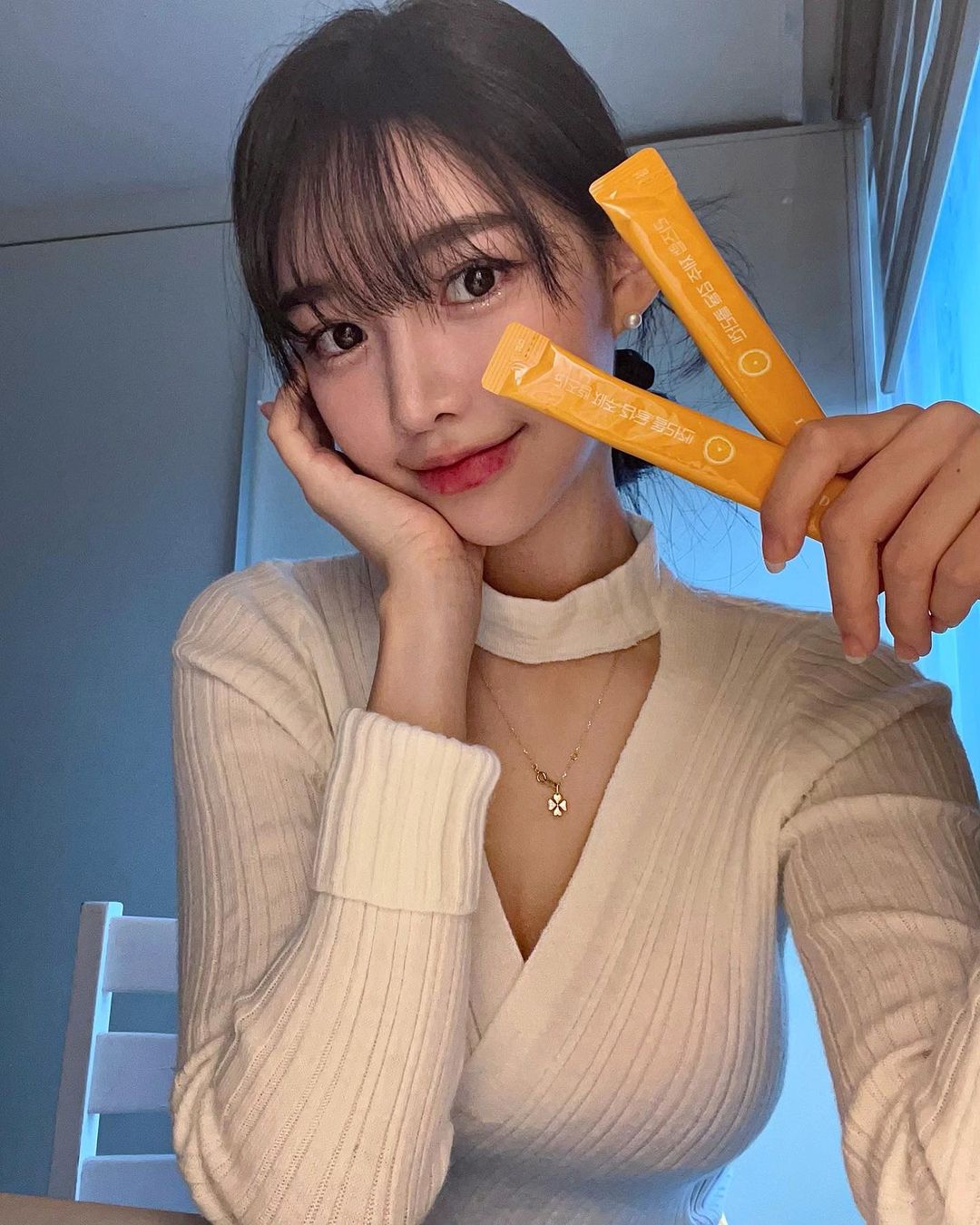 지선♥ on Instagram: “#협찬 #유인나콜라겐 - 🍊유기농 제주 감귤 농축액 4000mg+ 흡수율 높은 저분자어류 콜라겐 3000mg함량 🍊피부 진피 3대요소 (콜라겐/엘라스틴/히알루론산) 들어있고 + 제주