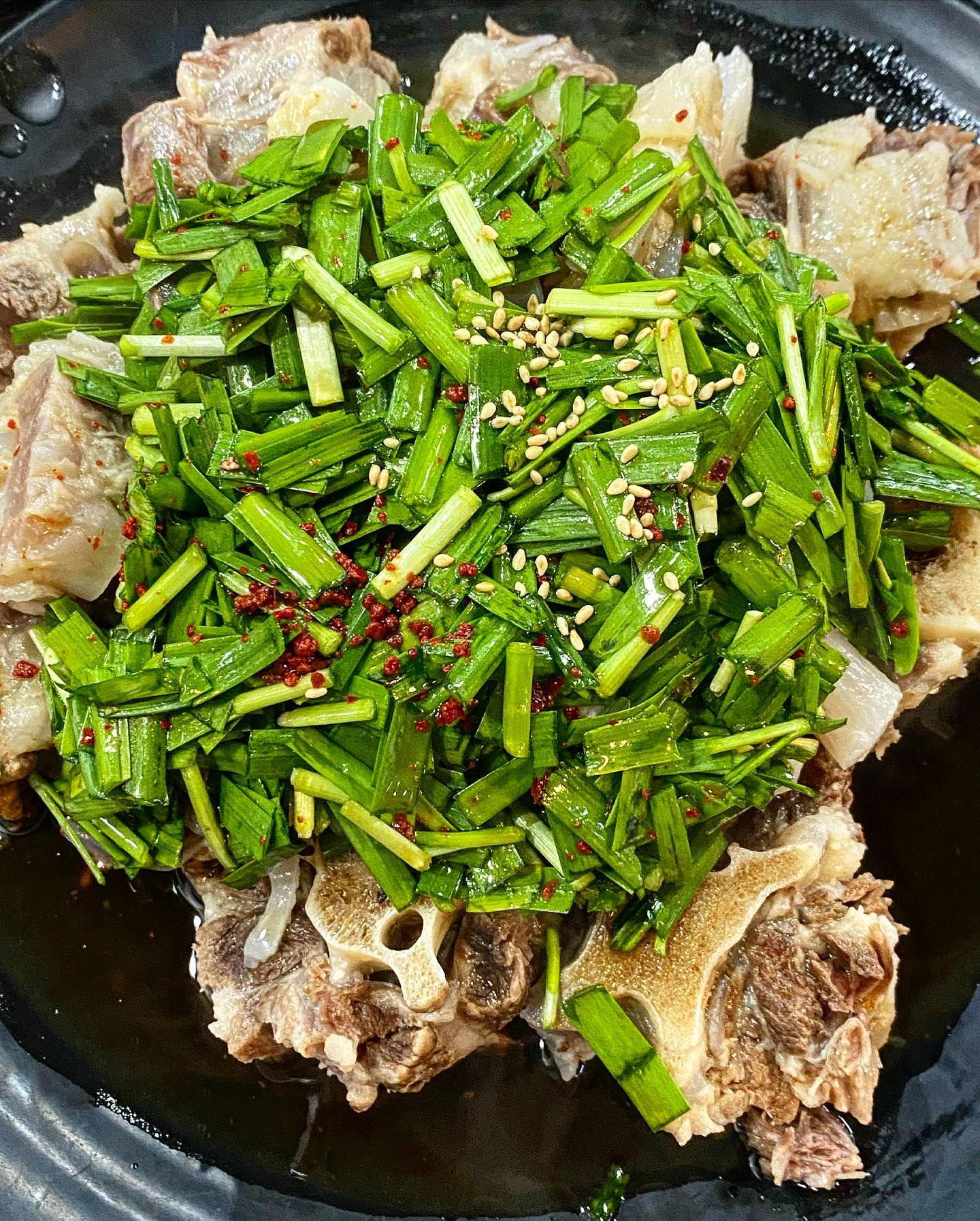 [하동진] #소또먹_왕십리
대한옥말곤 서울에서 소꼬리찜맛집 찾기가 은근 힘들더라구요.
그러다가 왕십리에서 찾은 보물같은 곳❤️‍🔥
식사로 국밥을 많이들 드시고 계셨고, 술 한 잔 하시는 분들은 수육이나 소꼬리찜을..!

새콤짭짤한 간장양념에 향긋한 부추, 부드러운 살코기에 중간중간 쫠깃한 도가니까지.. 환상ㅠ
마지막 킬포인트로 추가한 사리는 밀면이라 대만족🔥
1인분 22000원이라 다른 가게에 비하면 가격도 합리적이구요
소주가 그냥 꿀떡꿀떡 넘어가는 맛..
아쉬웠던건 머쓱할 정도로 쌀쌀 맞은 서비스😅

#하동진 #소꼬리맛집 #소꼬리찜맛집
#왕십리맛집 #한양대맛집 #행당동맛집 #행당시장맛집
#왕십리술집 #한양대술집 #행당동술집