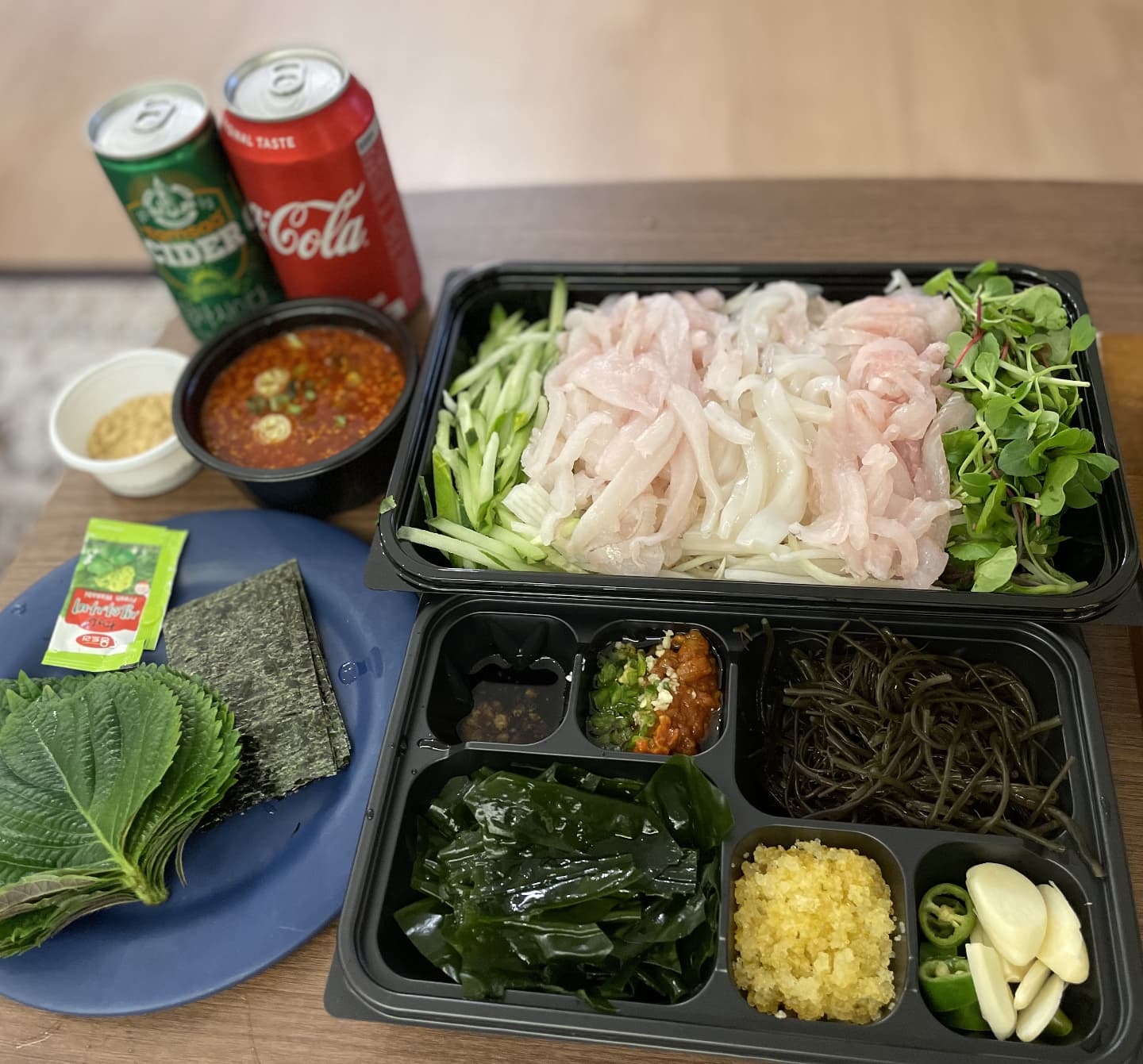 오늘의 저녁메뉴 #초장집

울집근처에 엄청 생기고있는 초장집
지나갈때마다 가게안에 바글바글해서 항상 궁금했는데
오늘 드디어 시켜밧당😁

막회가 원래 이렇게 쫄깃한건가윰ㅋㅋ
#미주구리 #오징어회 #홍가자미
이렇게 왔는데 세개다 너무 맛있었당💜
아래에 채소도 많이 줘서 채소릉 좋아하는 나에게는 딱 좋았다 ㅎㅎ

1차로가기엔 양이 좀 부족할듯싶고 2차로 딱인곳😋