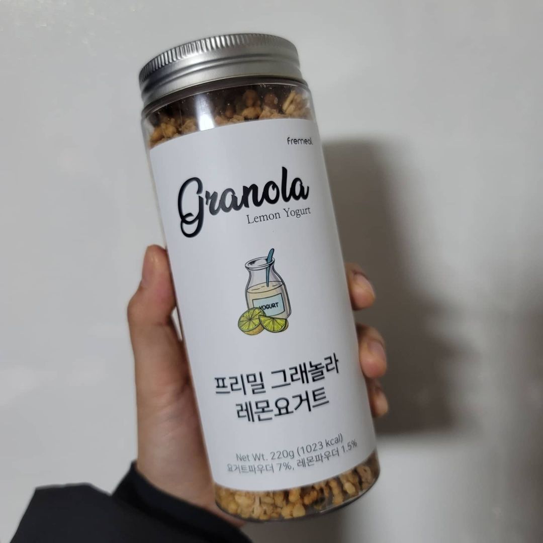  “#프리밀그래놀라 #프리밀그래놀라레몬요거트 다이어트 하면서 그릭 요거트의 매력에 푹 빠졌는데요>.< 그냥 먹어도 넘 넘 맛있지만 과일이나, 그래놀라랑 같이 먹으면 더 맛도 좋고 포만감도 든든하고 좋더라구요..❤ 나름(?) 다이어터라서 그래놀라를 고를…”