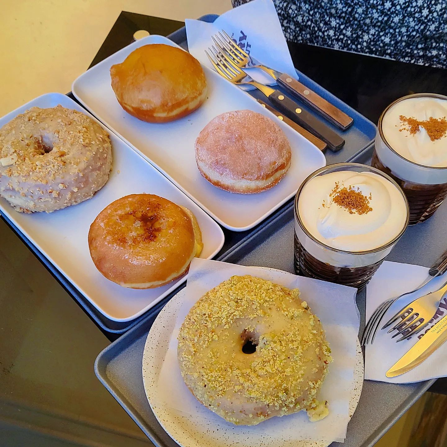 🐷🍴🍩

너무맛있는데 의자 너무불편함
#올드페리도넛 #올드페리도넛한남 #한강진역맛집 #한강진역카페 #도넛 #도넛맛집